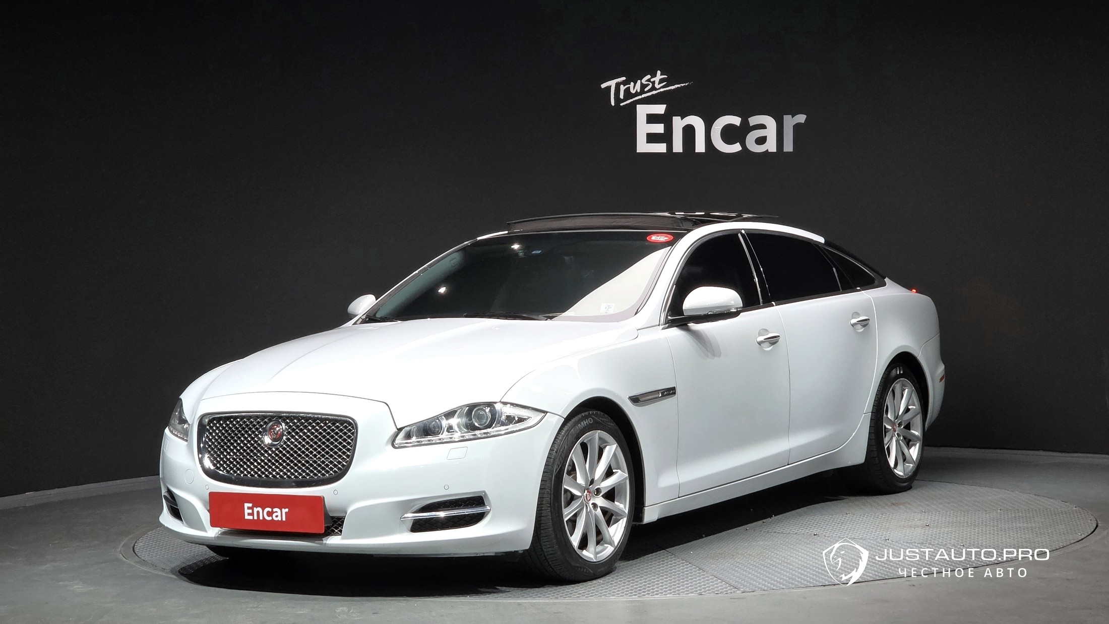 Автомобиль Jaguar XJ