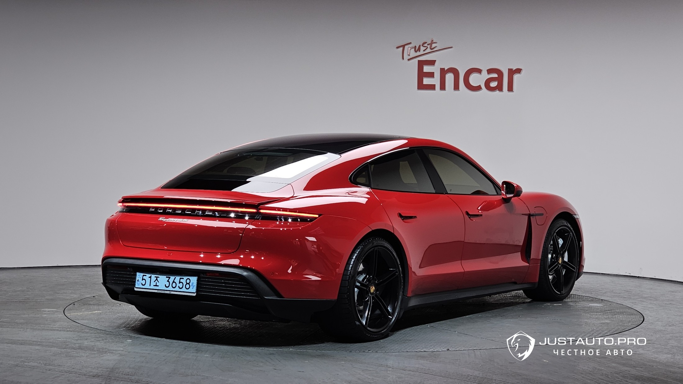 Автомобиль Porsche Taycan