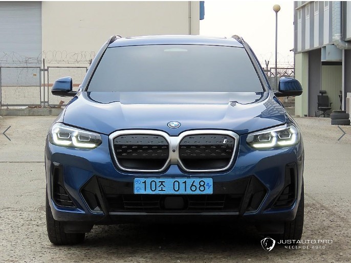 Автомобиль BMW iX3