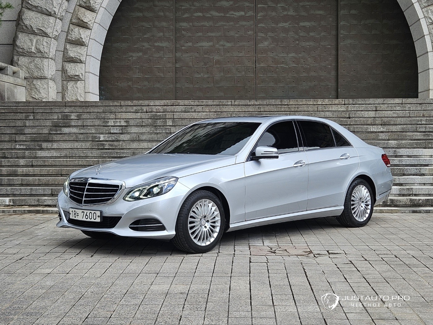 Автомобиль Mercedes-Benz E-Class