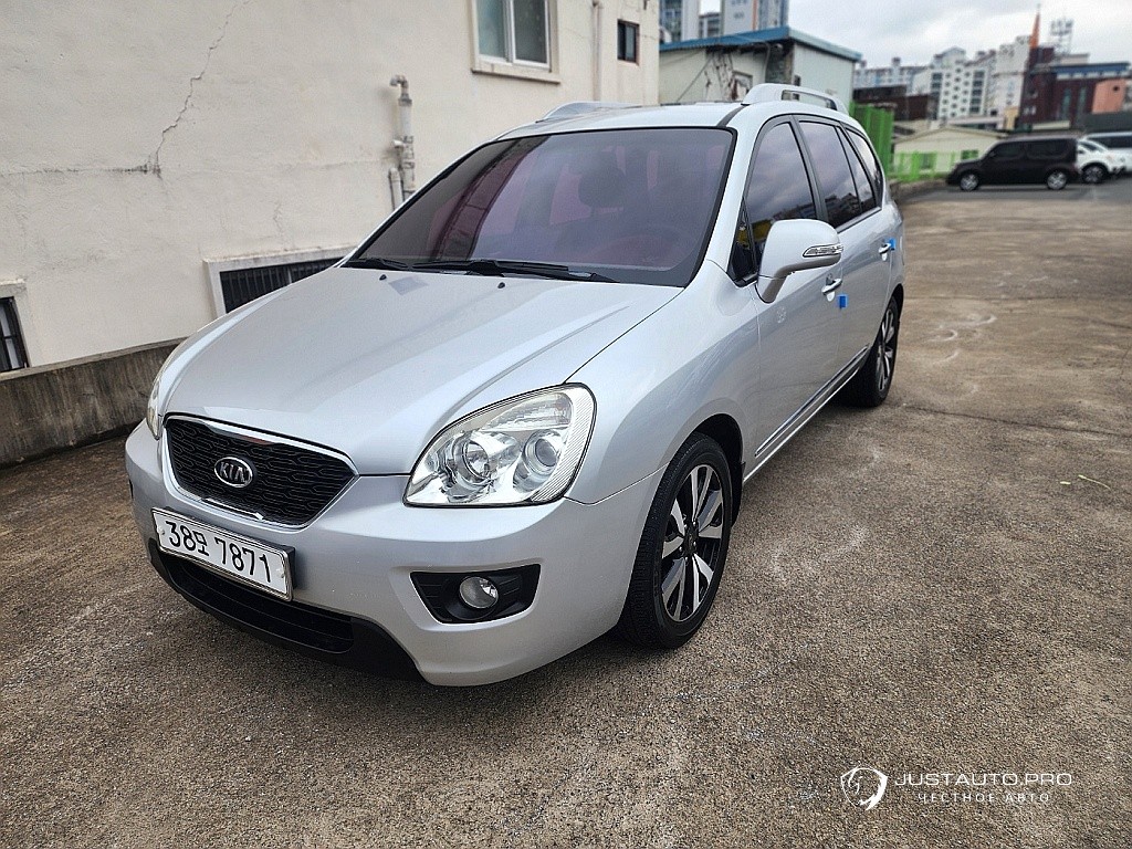 Автомобиль Kia Carens