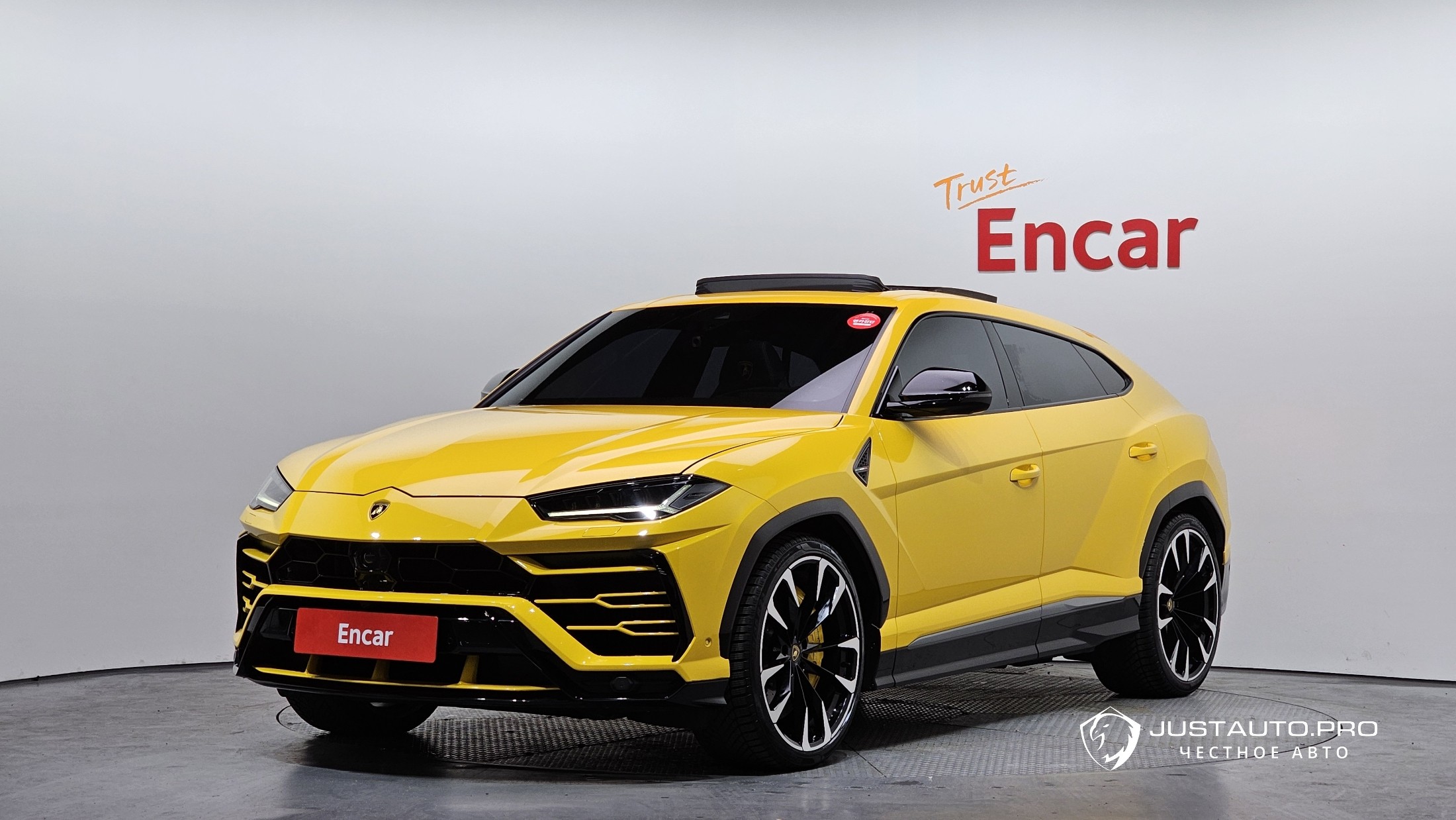 Автомобиль Lamborghini Urus