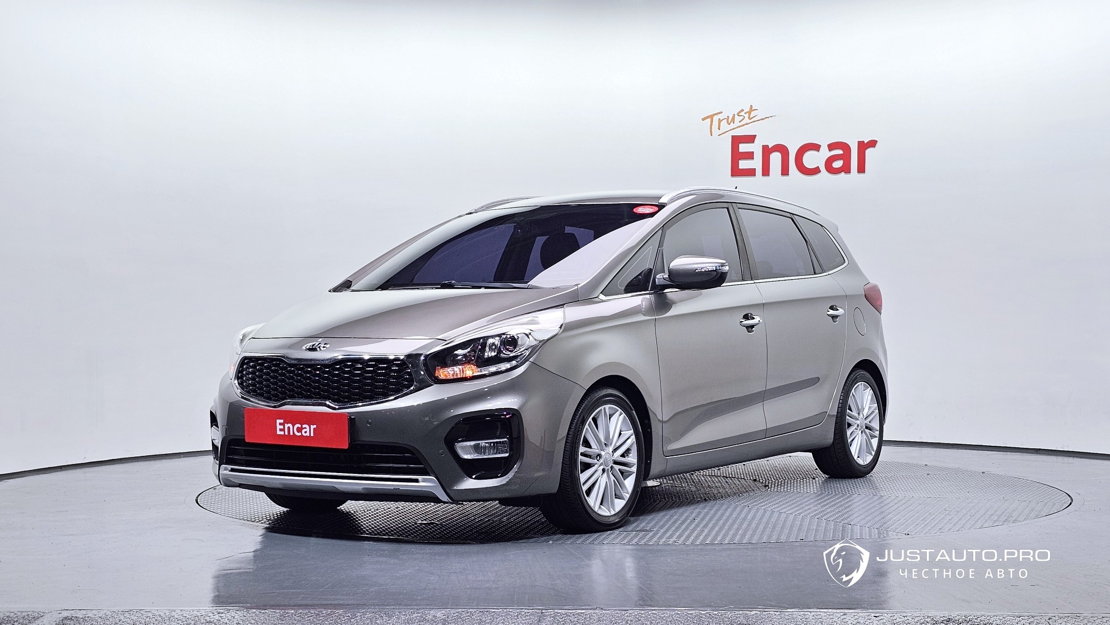 Автомобиль Kia Carens