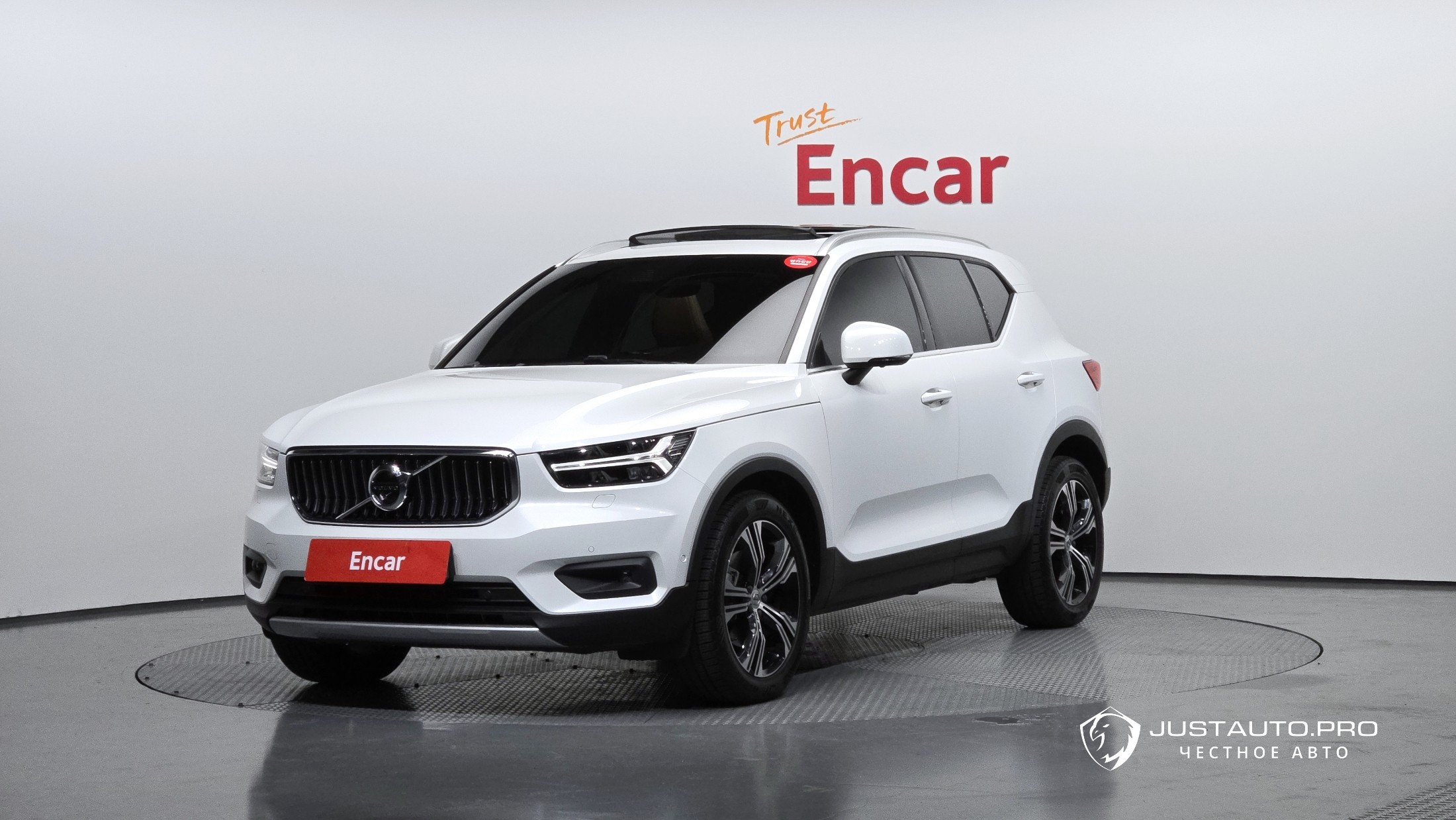 Автомобиль Volvo XC40