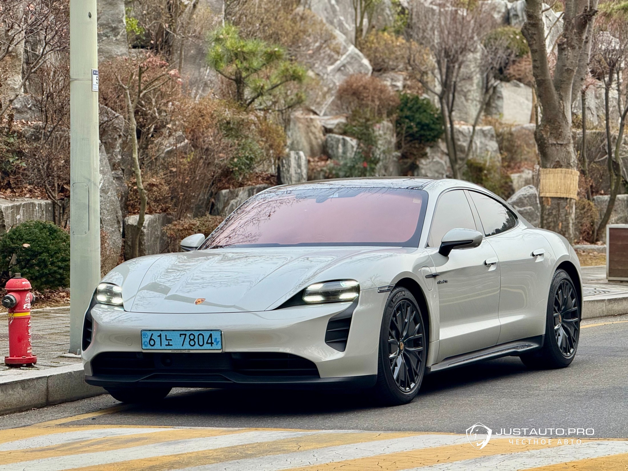 Автомобиль Porsche Taycan