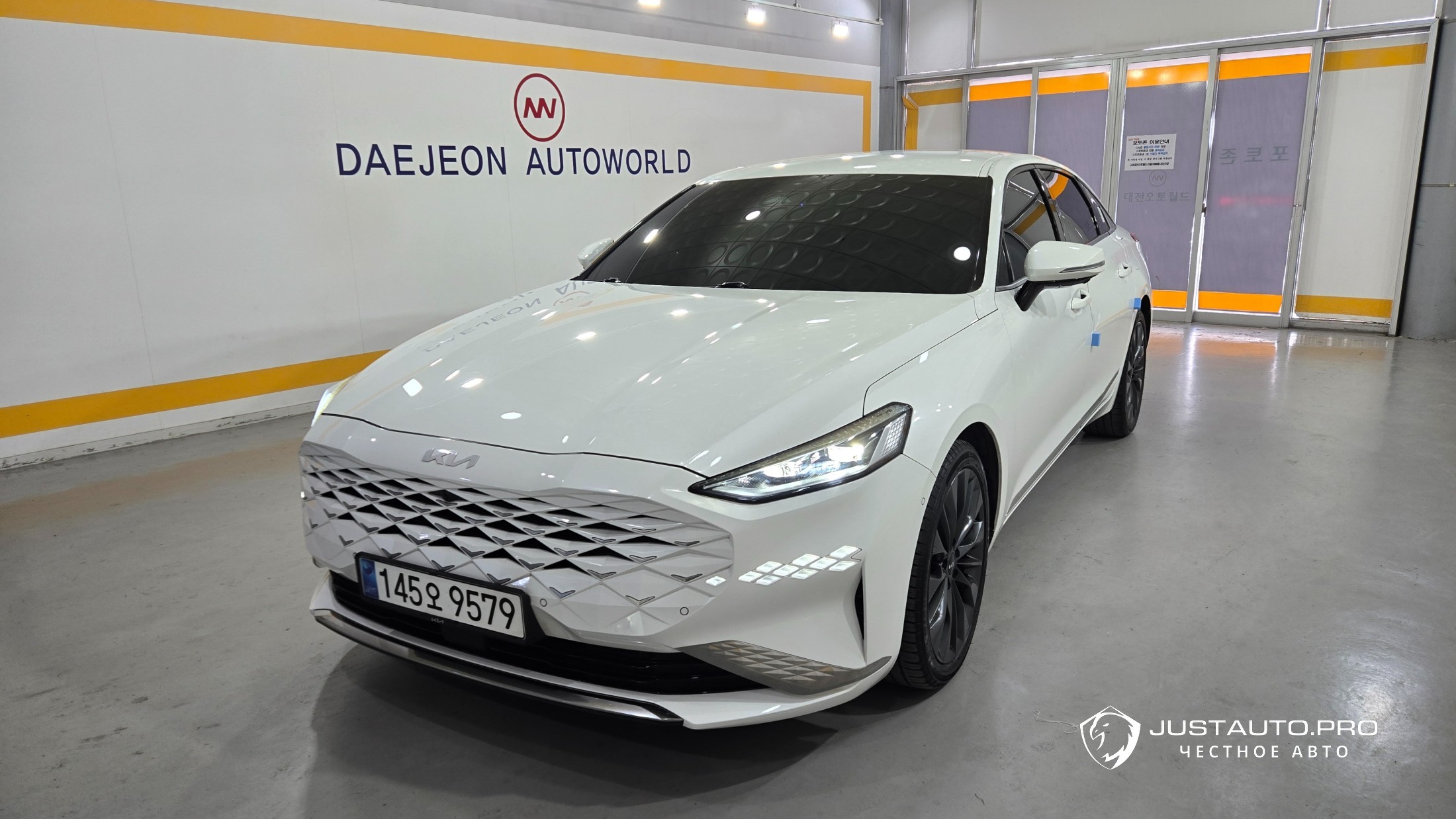 Автомобиль Kia K8