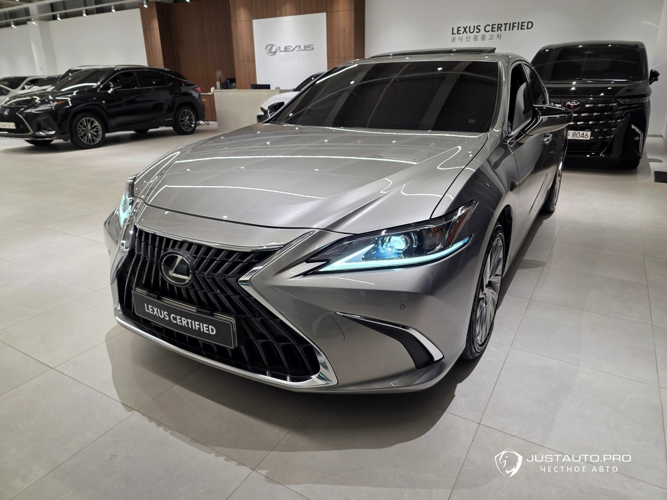 Автомобиль Lexus ES