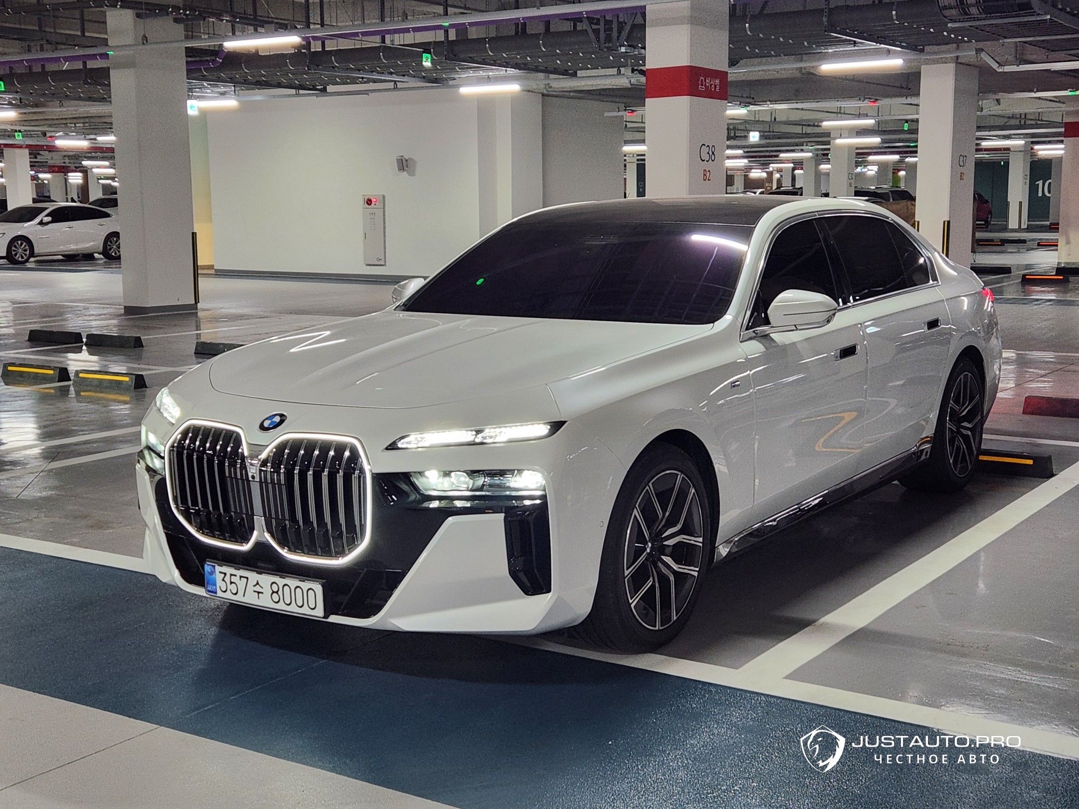 Автомобиль BMW 7-Series