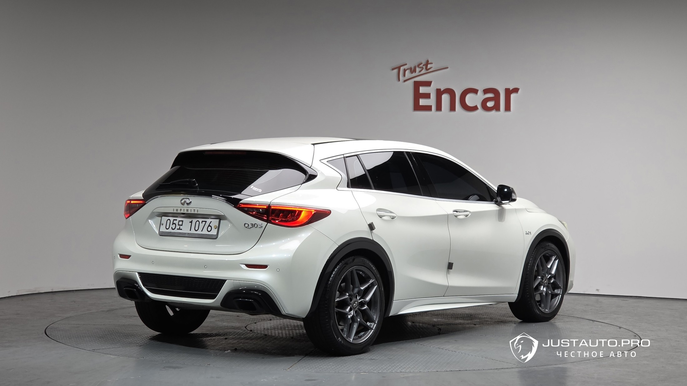 Автомобиль Infiniti Q30