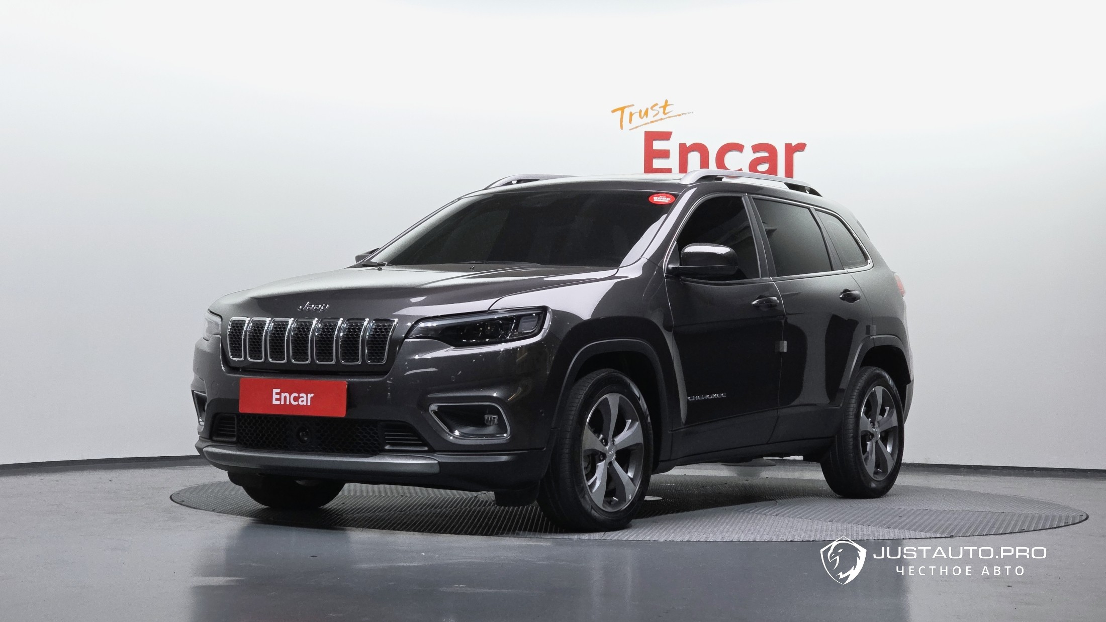Автомобиль Jeep Cherokee