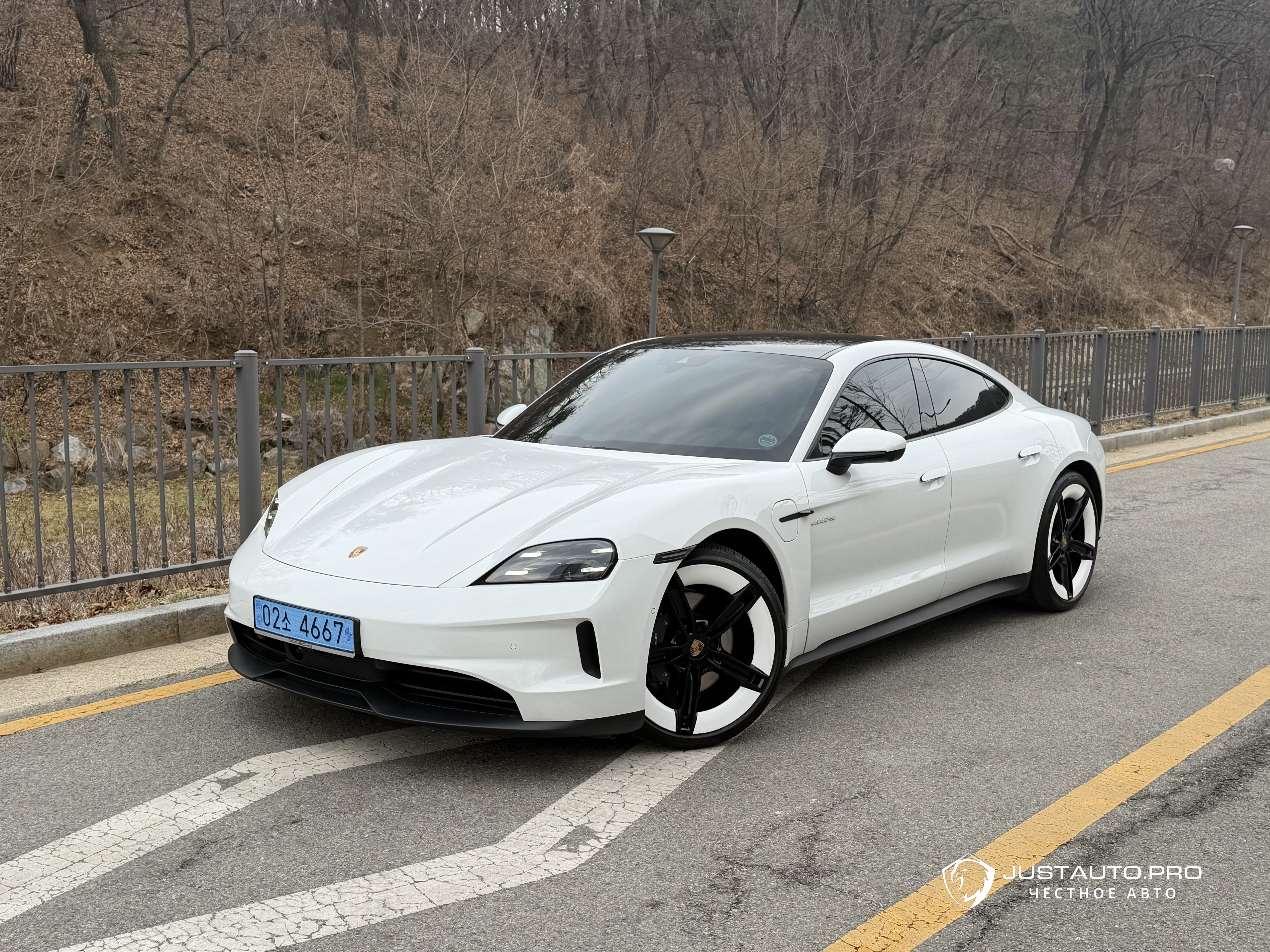 Автомобиль Porsche Taycan