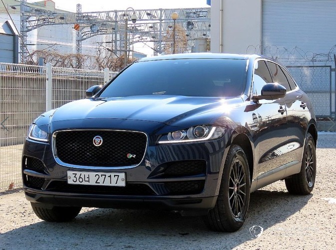Автомобиль Jaguar F-PACE