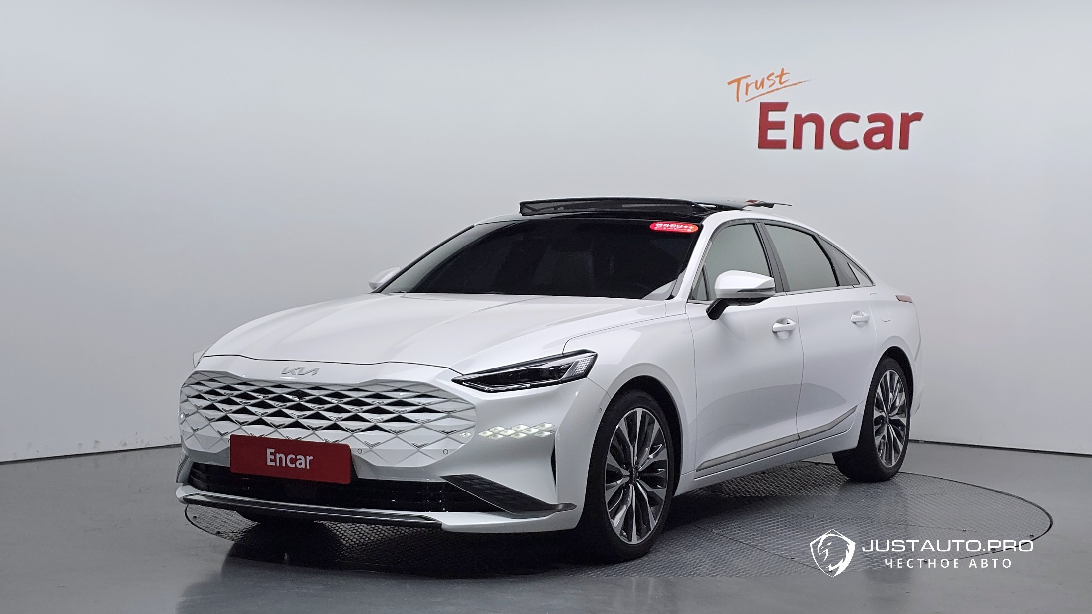 Автомобиль Kia K8