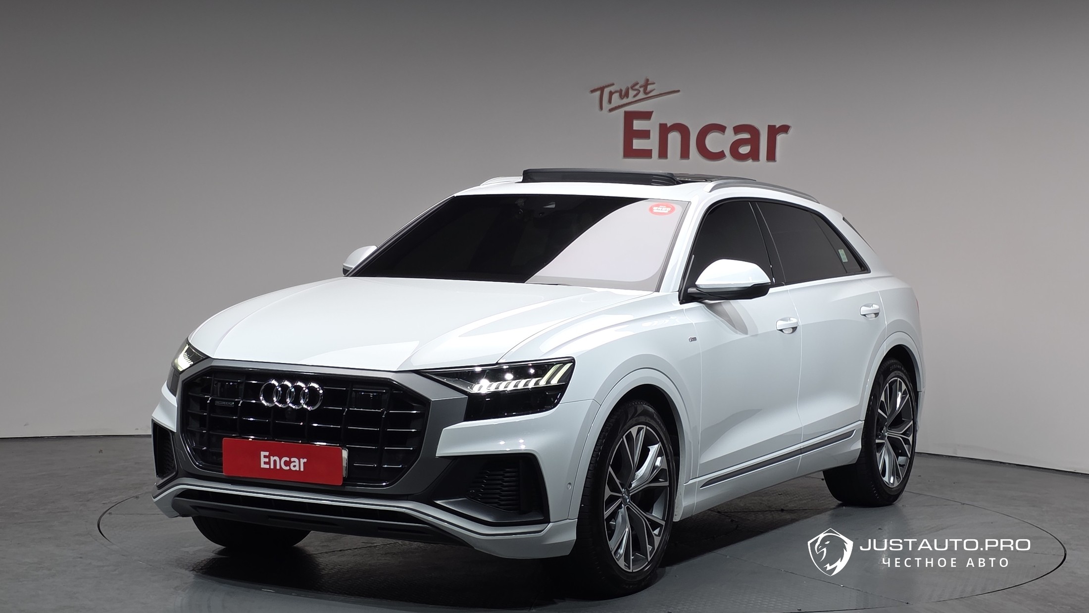 Автомобиль Audi Q8