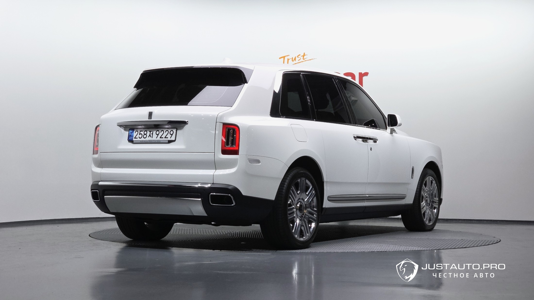 Автомобиль Rolls-Royce Cullinan