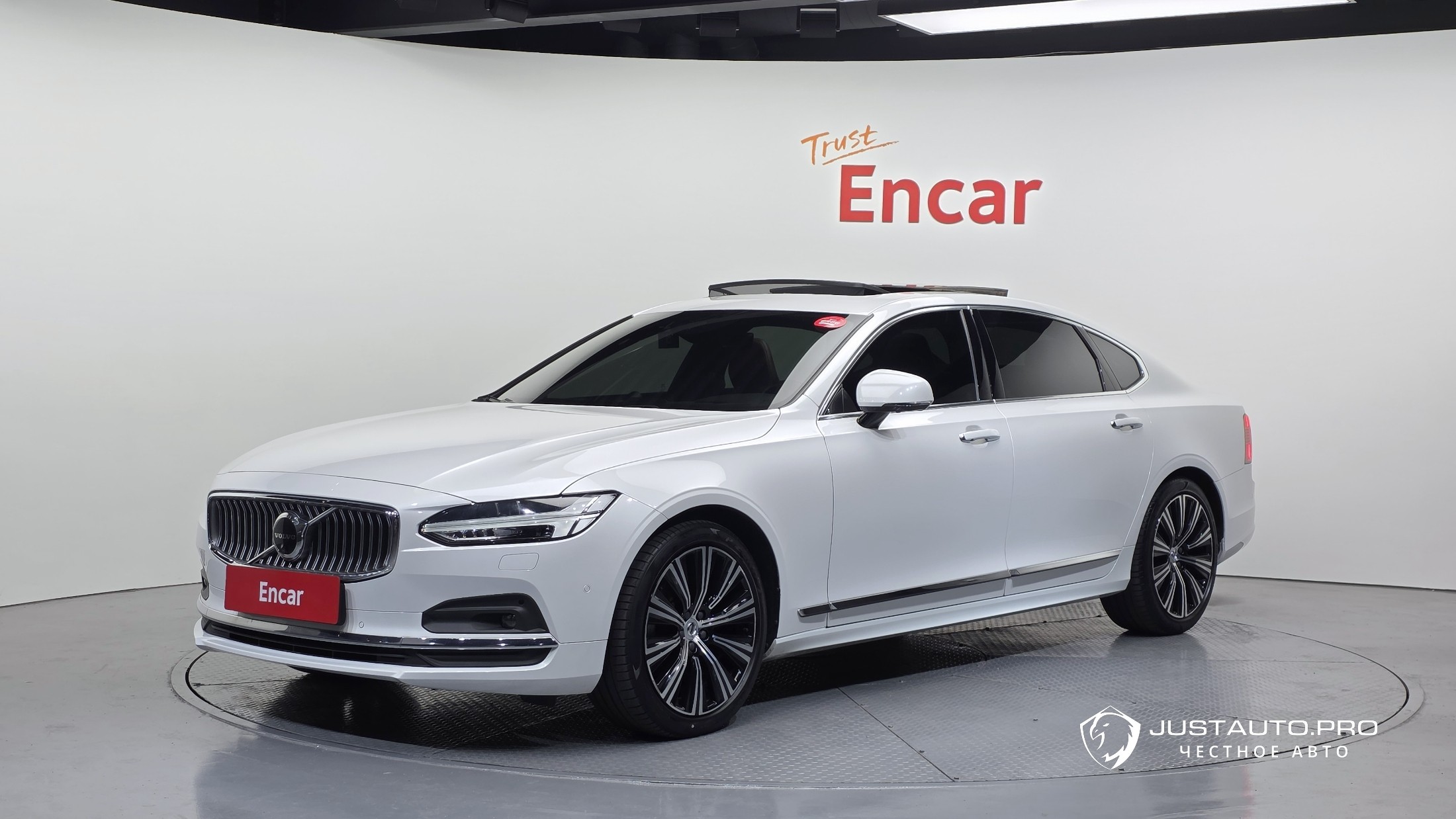 Автомобиль Volvo S90