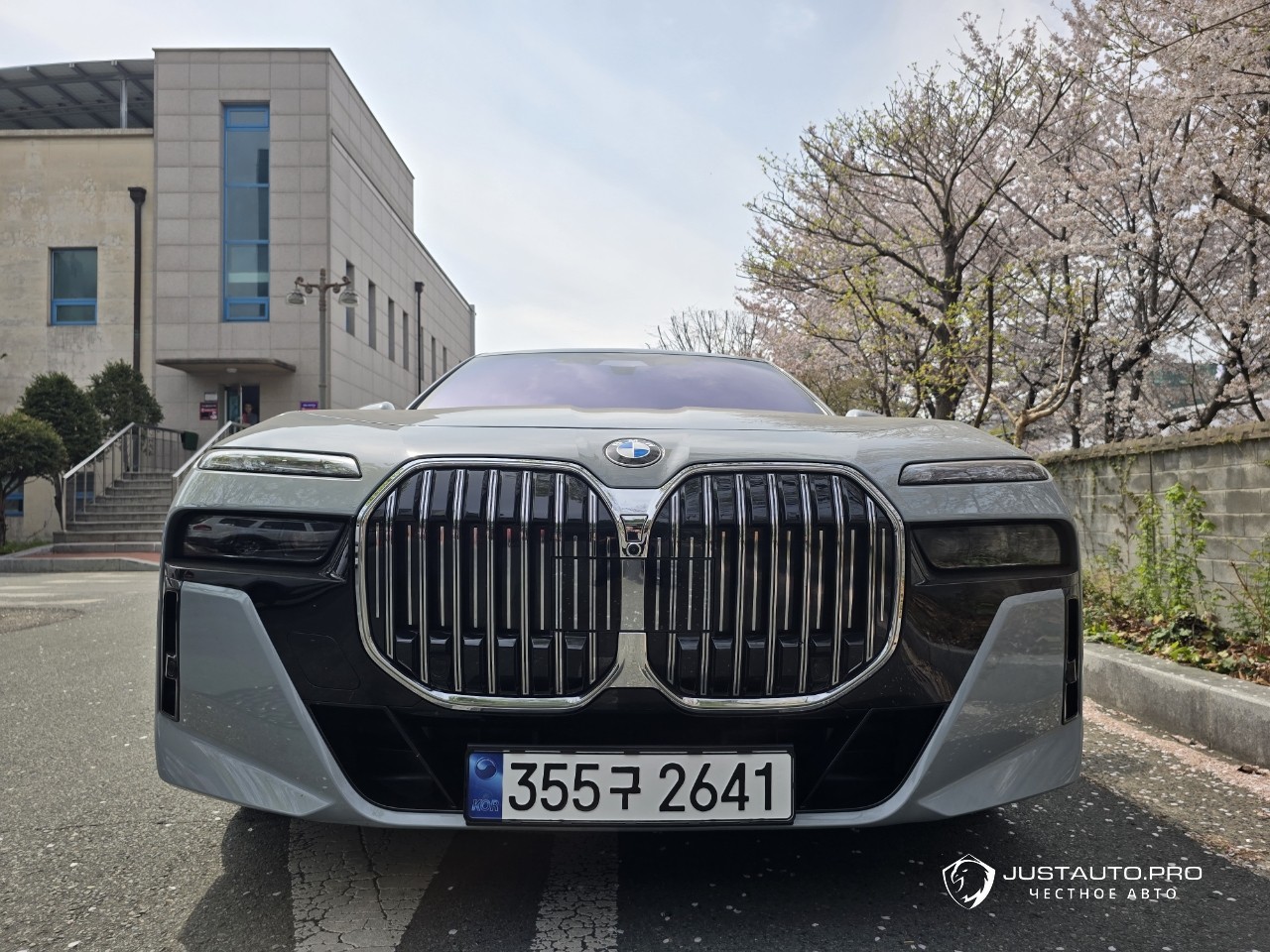 Автомобиль BMW 7-Series