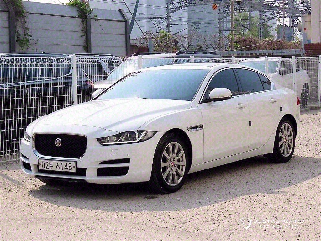 Автомобиль Jaguar XE