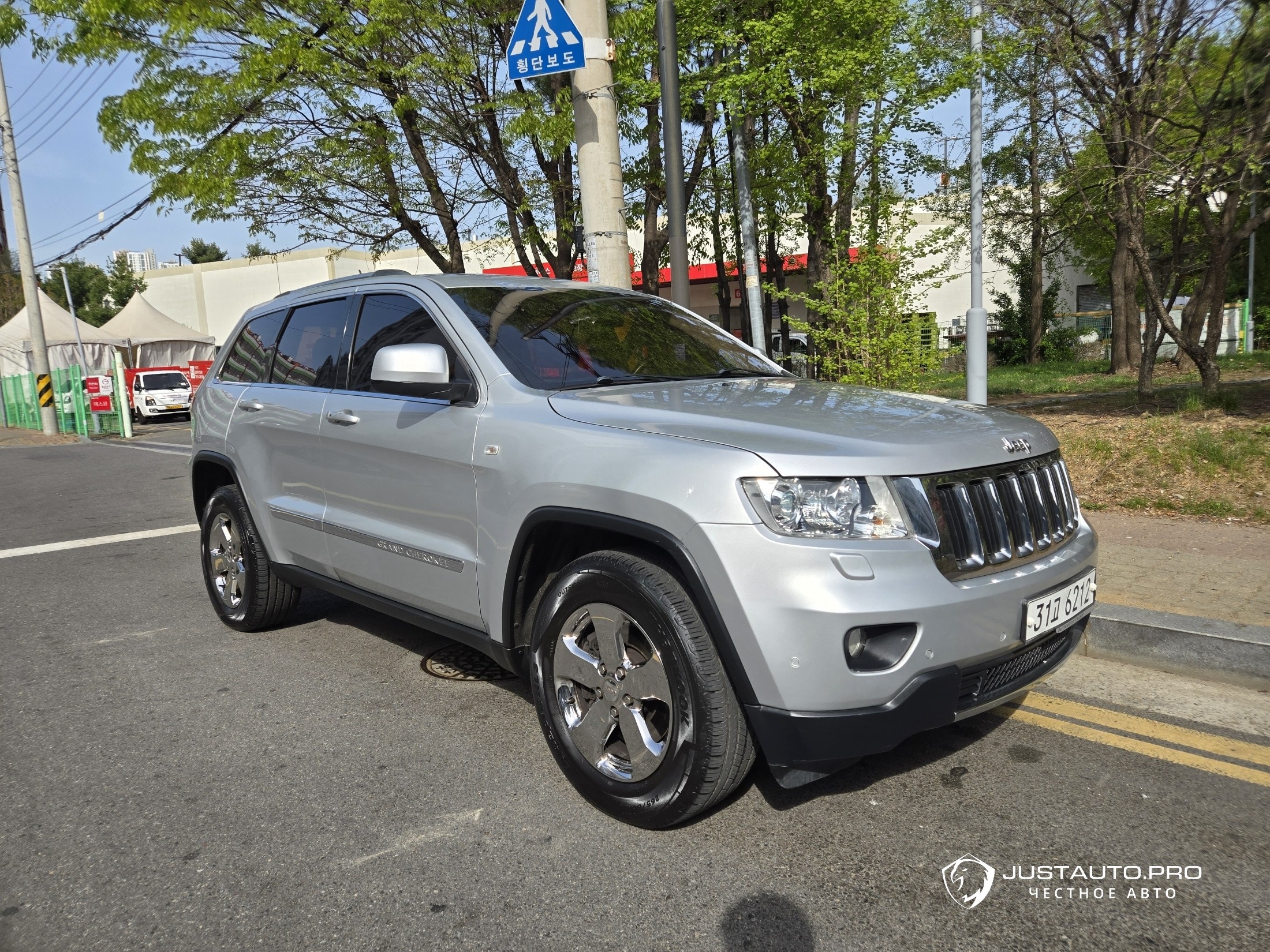 Автомобиль Jeep Cherokee