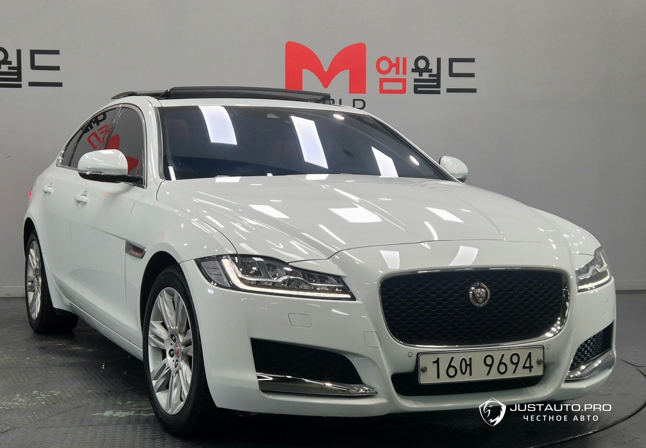 Автомобиль Jaguar XF