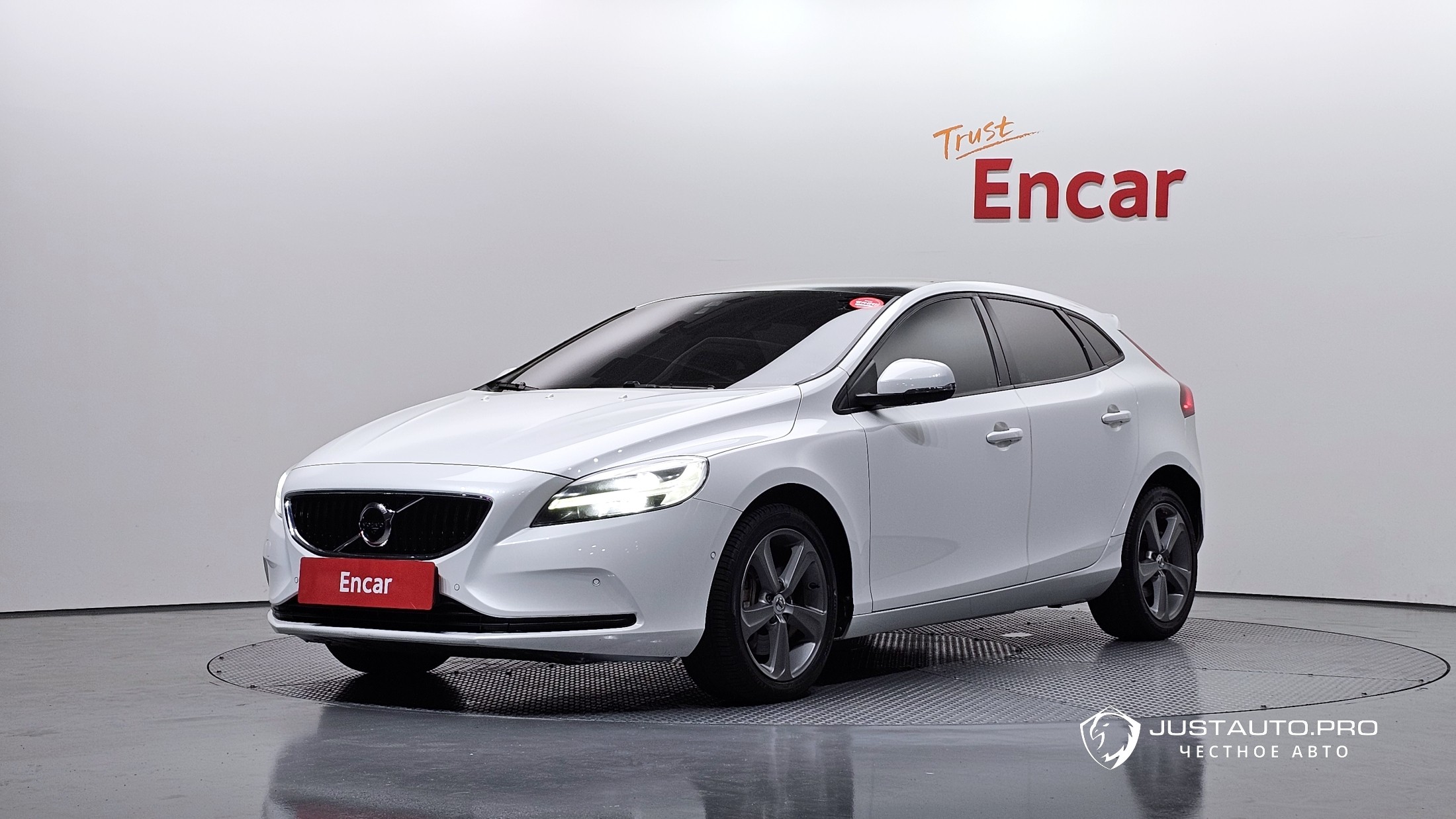 Автомобиль Volvo V40