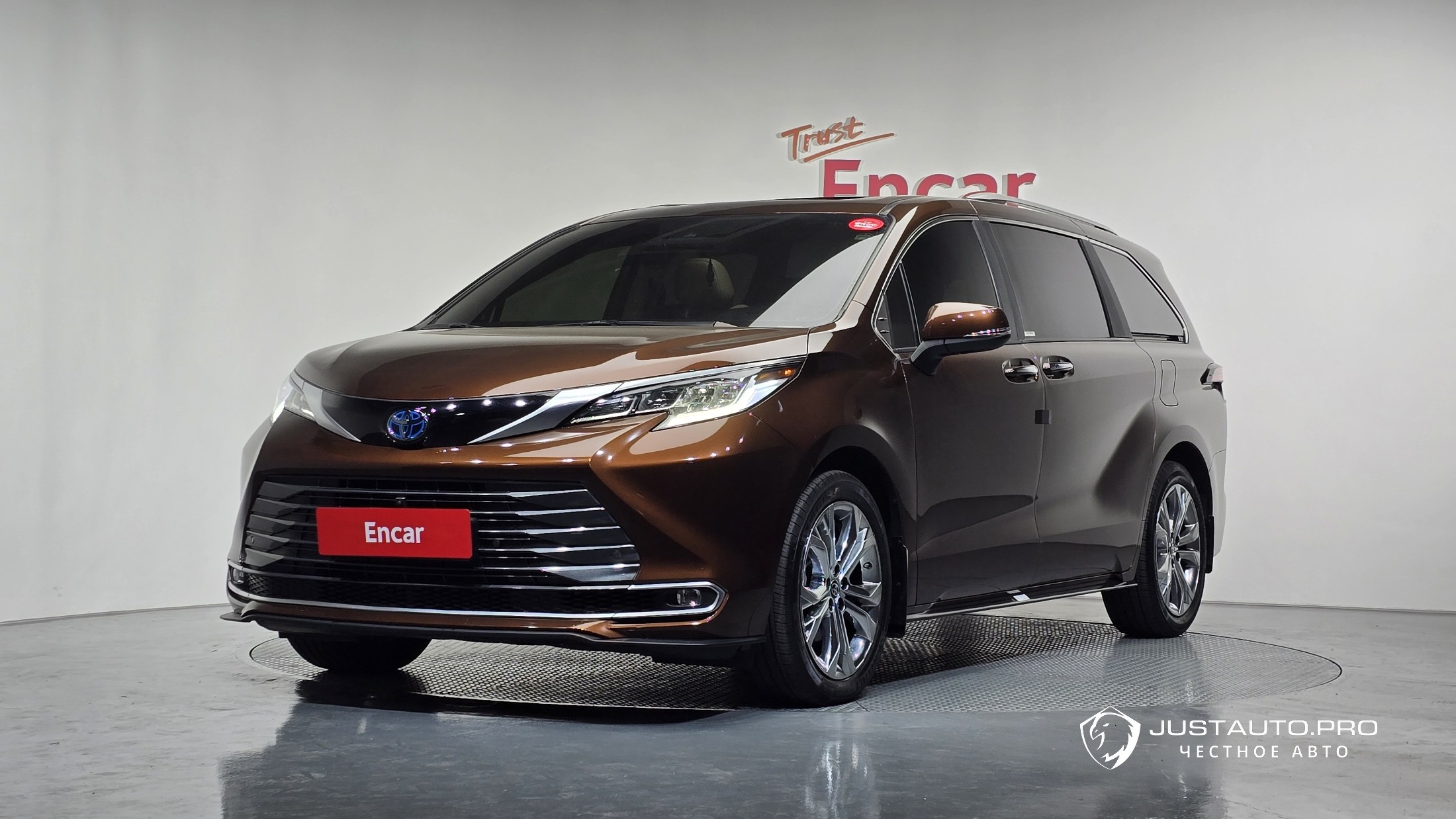 Автомобиль Toyota Sienna