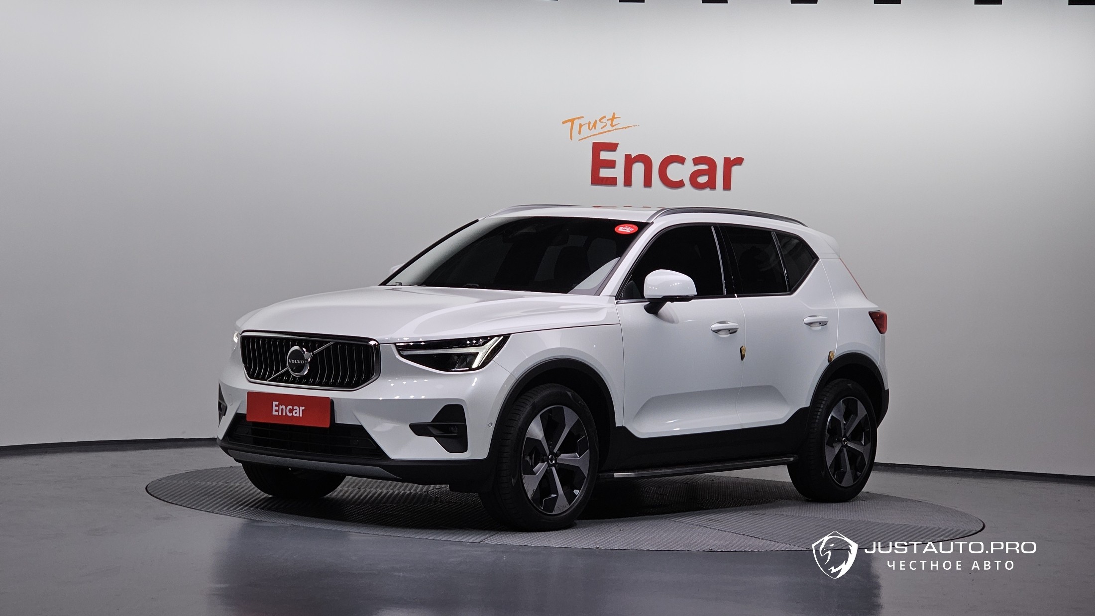Автомобиль Volvo XC40