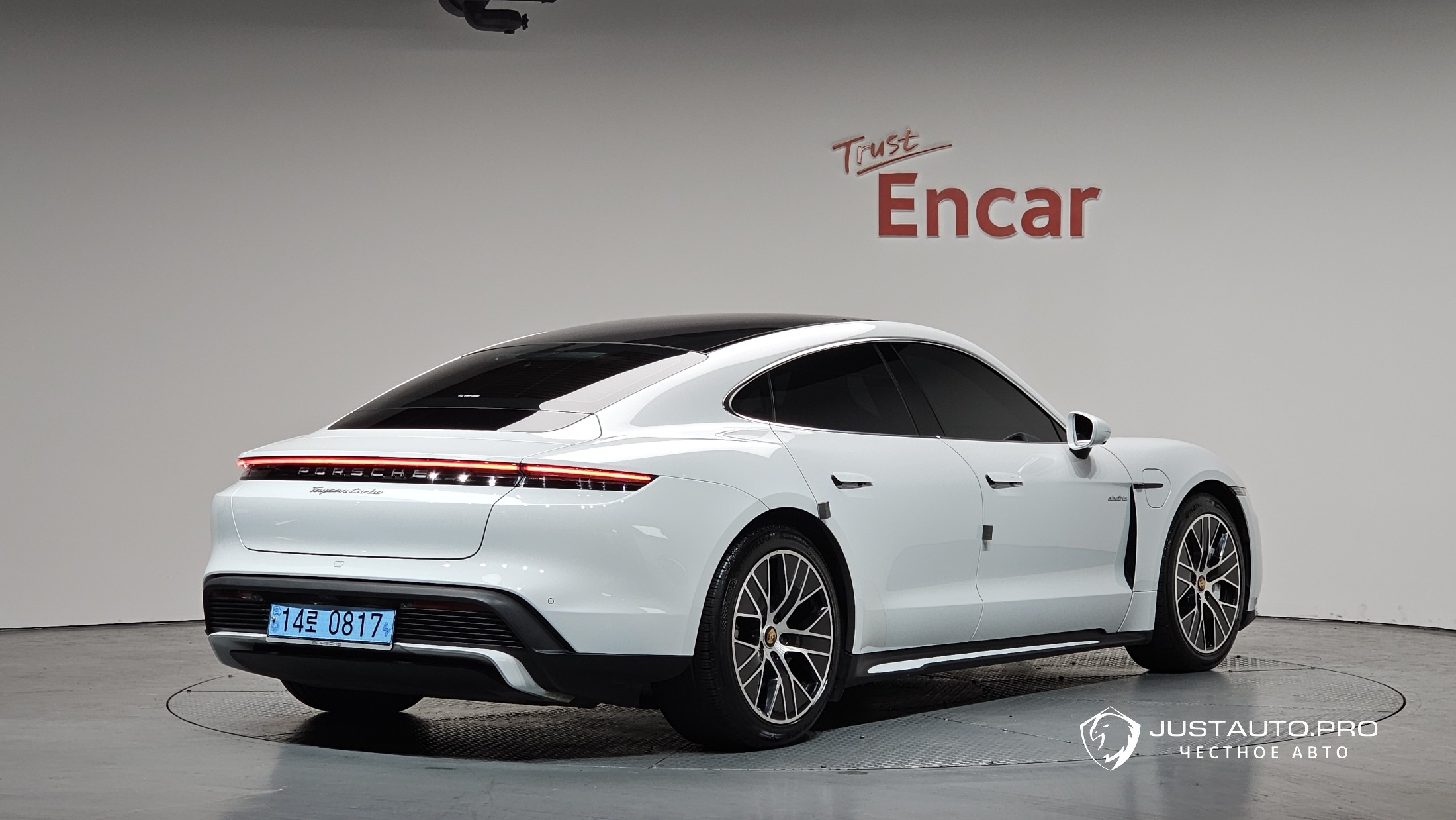 Автомобиль Porsche Taycan