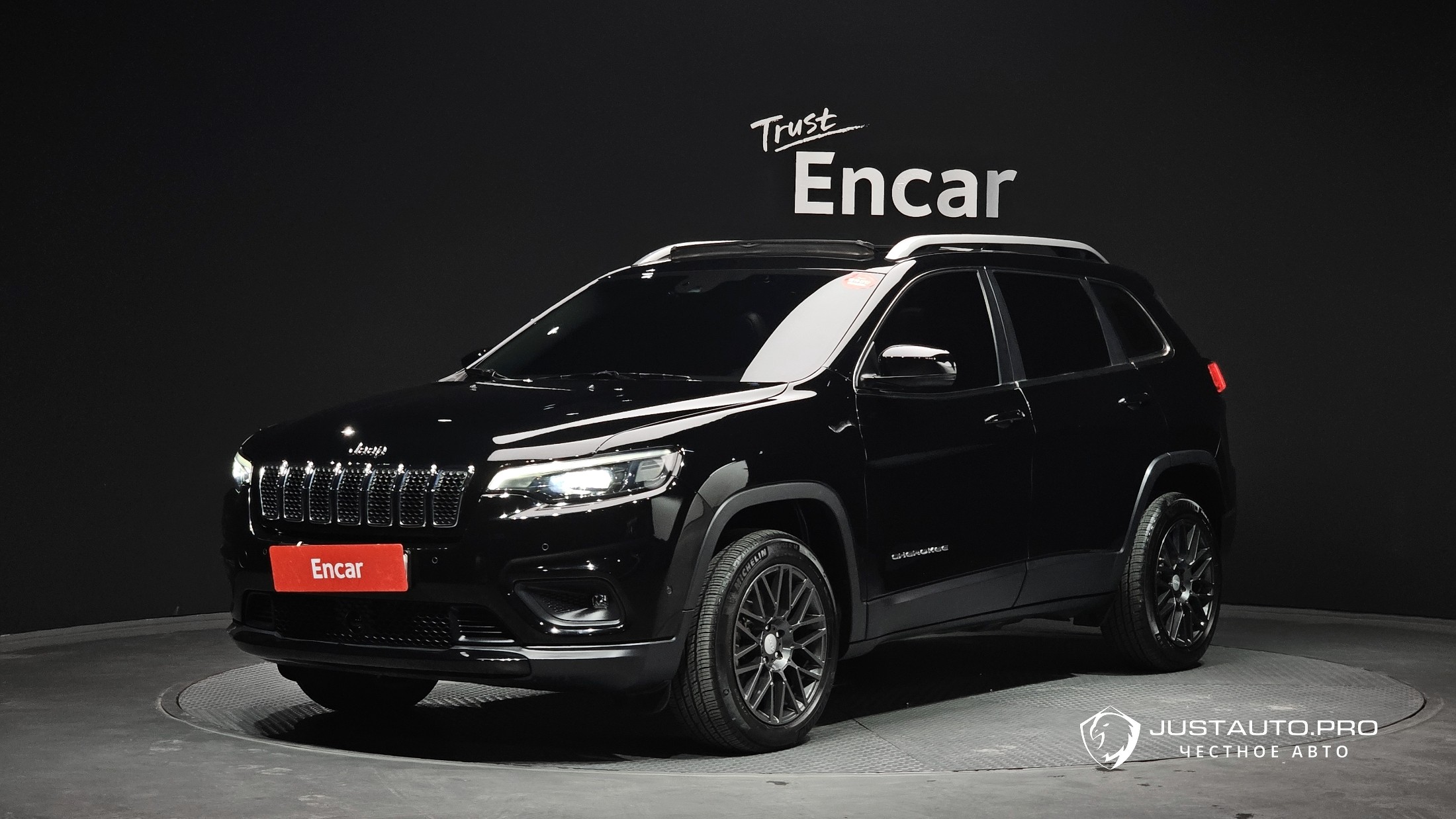Автомобиль Jeep Cherokee
