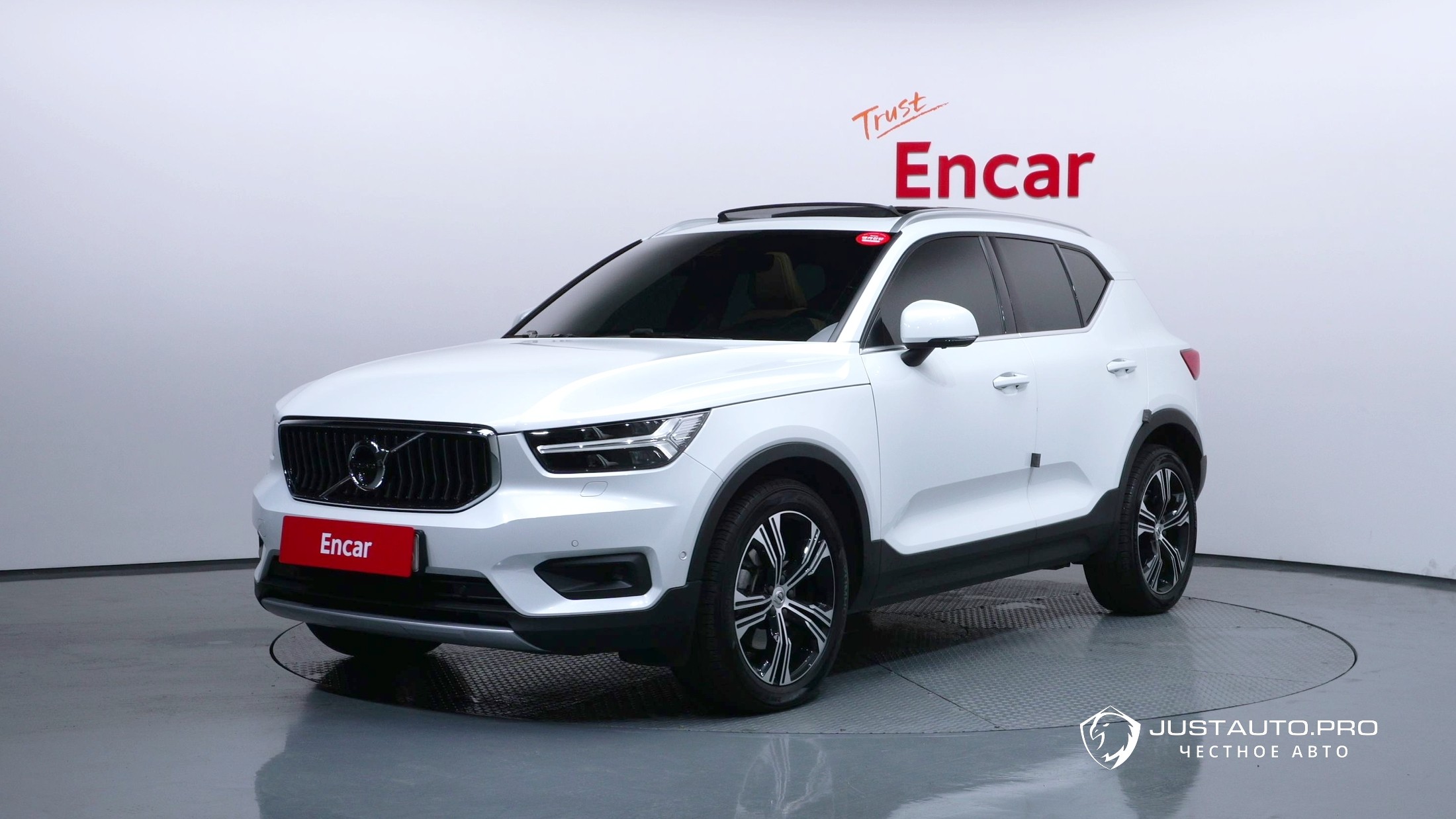 Автомобиль Volvo XC40