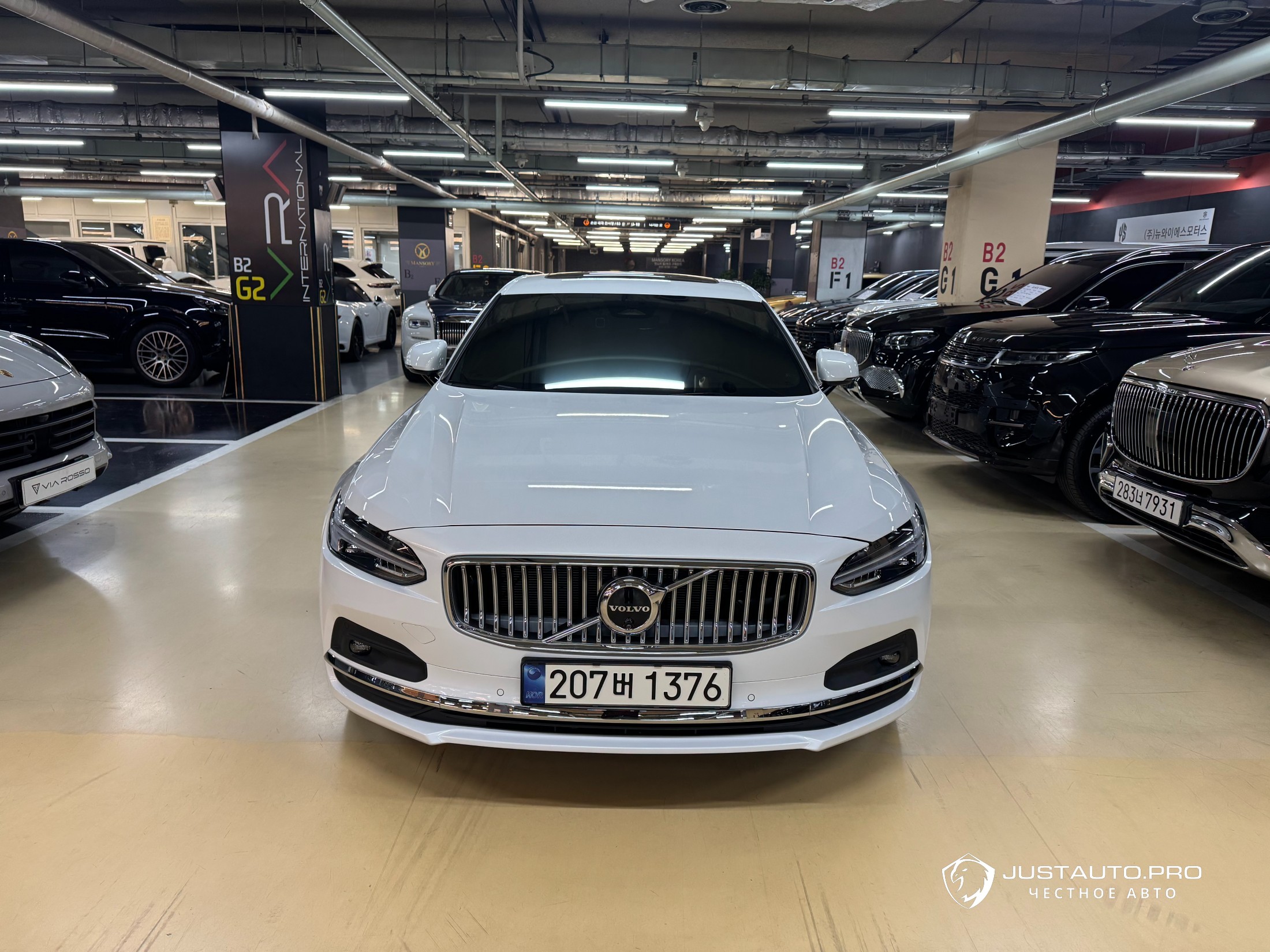 Автомобиль Volvo S90