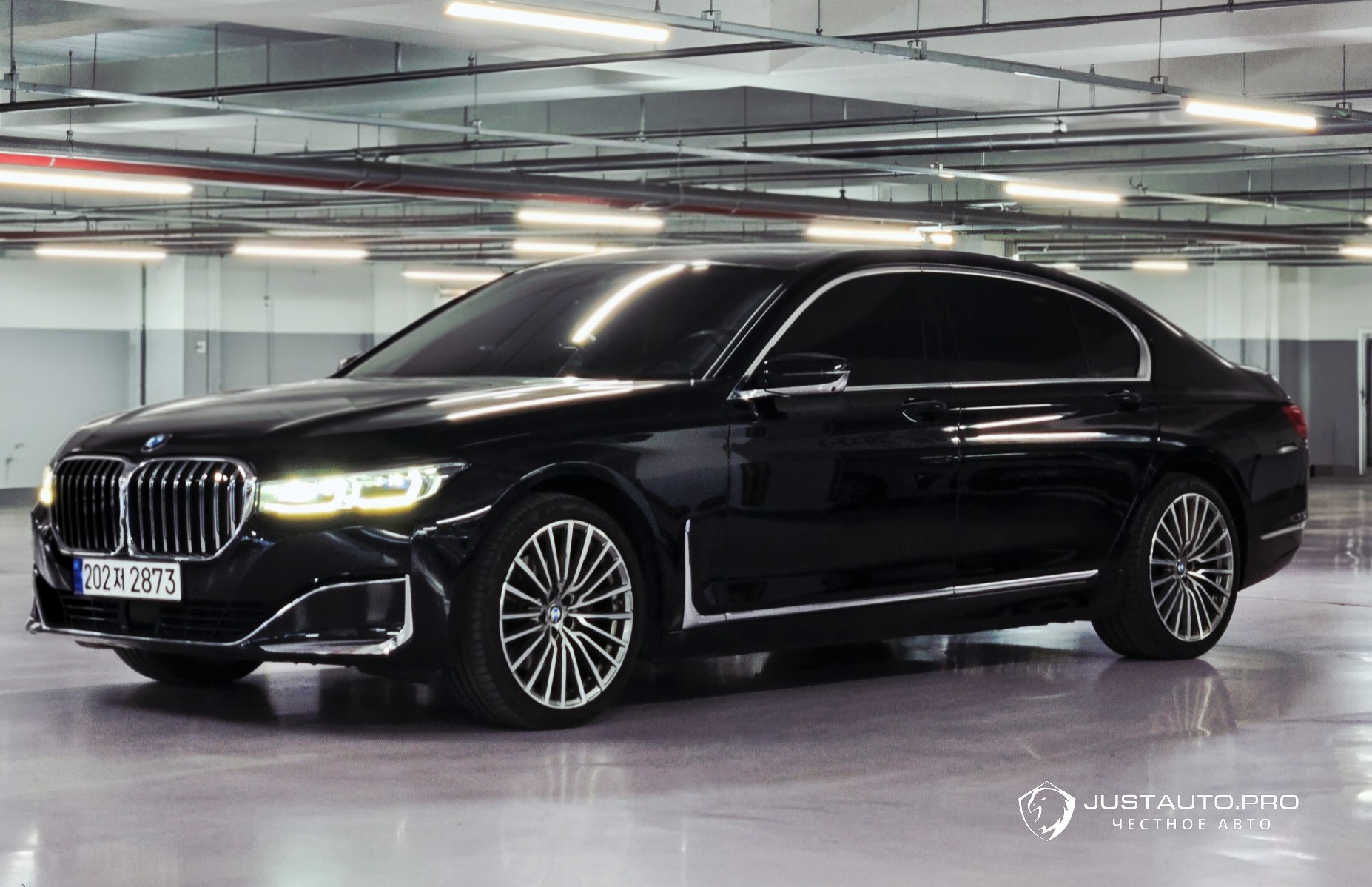 Автомобиль BMW 7-Series