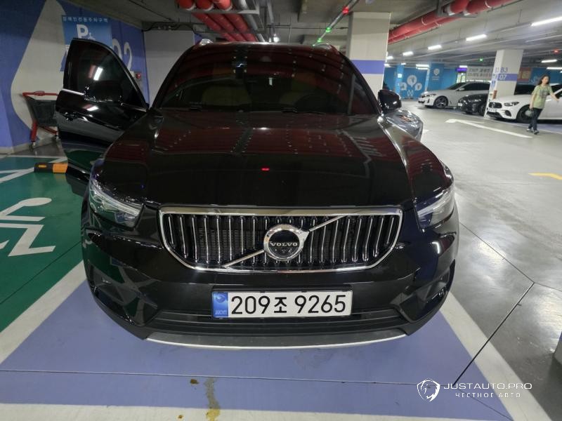 Автомобиль Volvo XC40