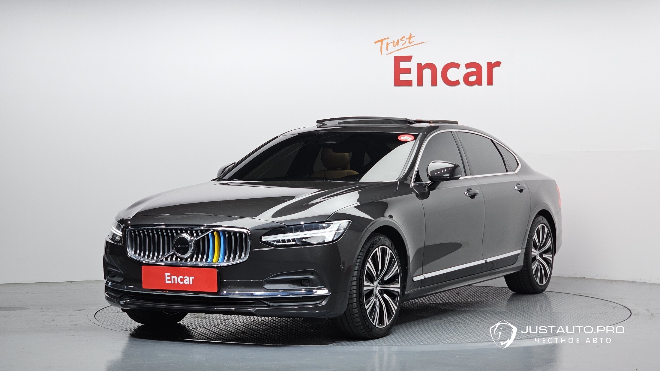 Автомобиль Volvo S90