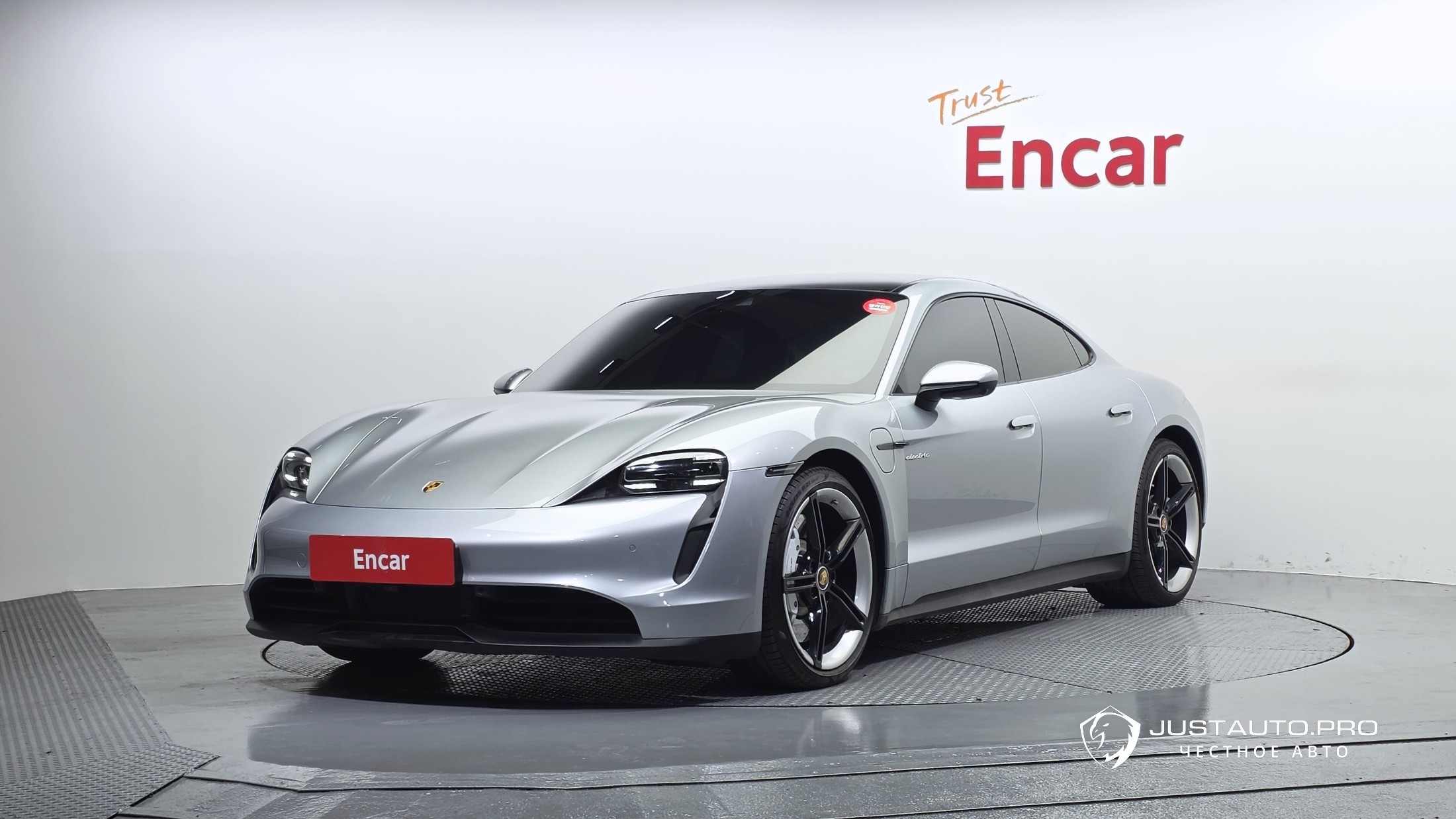 Автомобиль Porsche Taycan