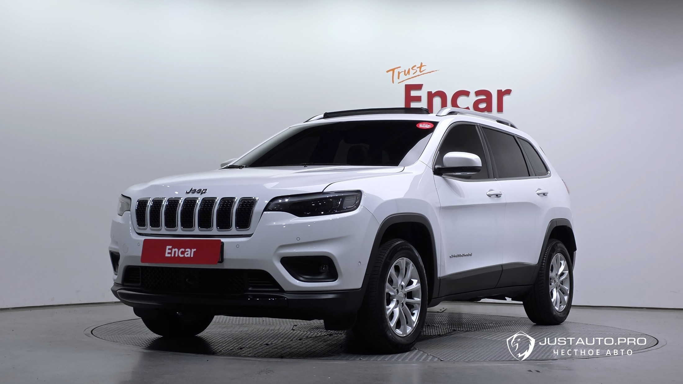 Автомобиль Jeep Cherokee