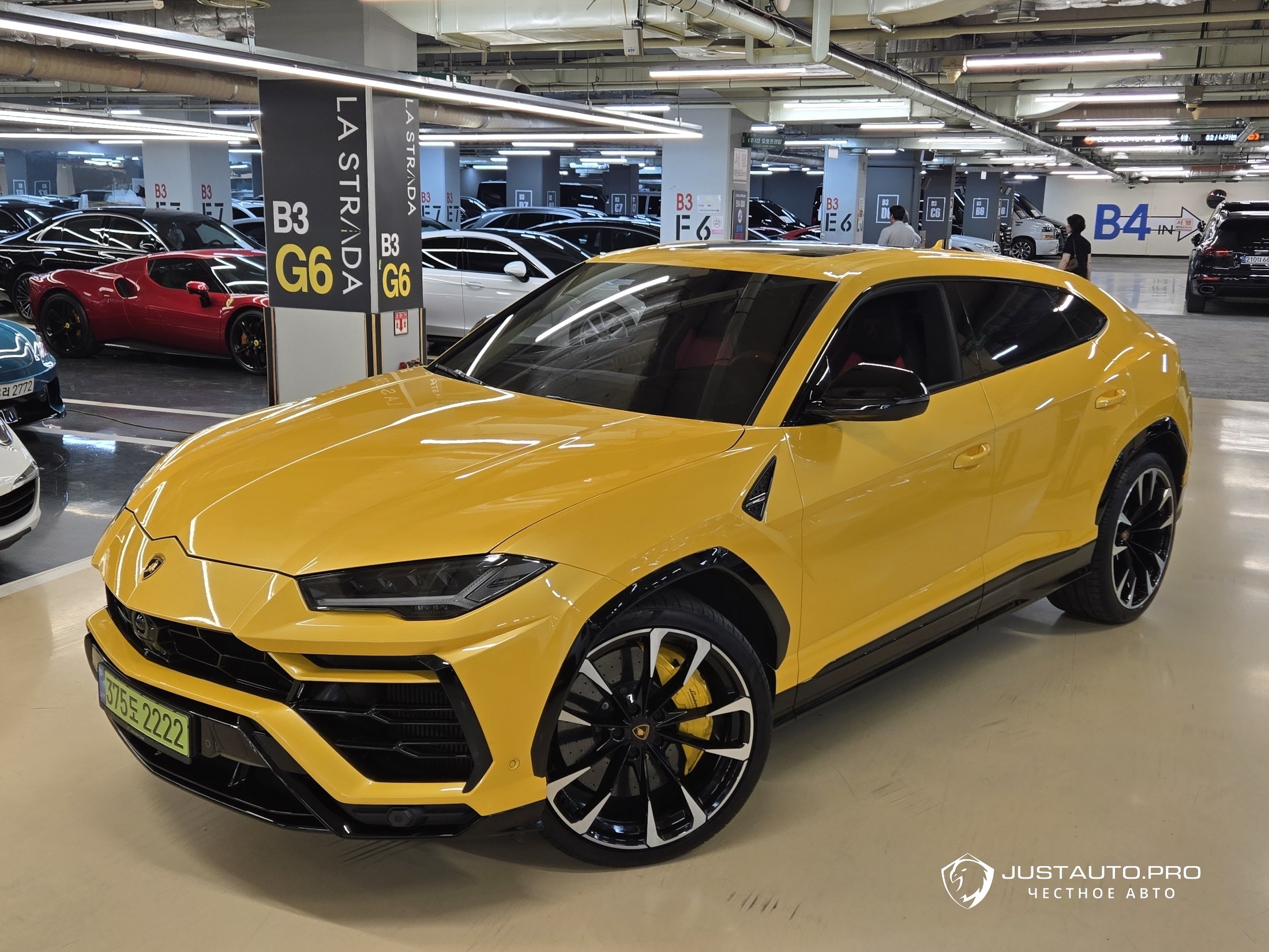 Автомобиль Lamborghini Urus