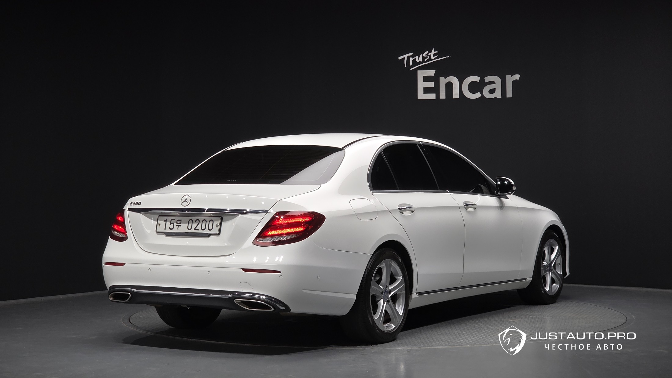 Автомобиль Mercedes-Benz E-Class