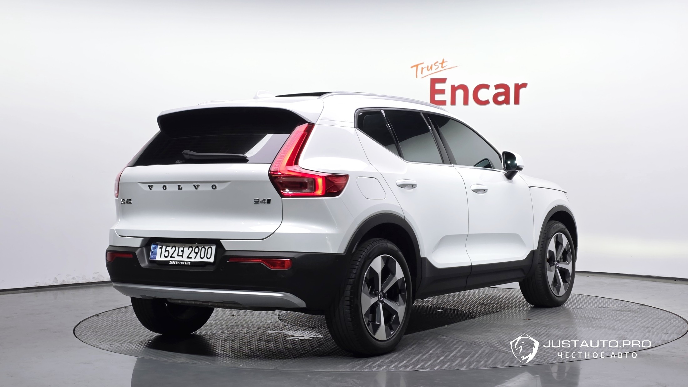 Автомобиль Volvo XC40