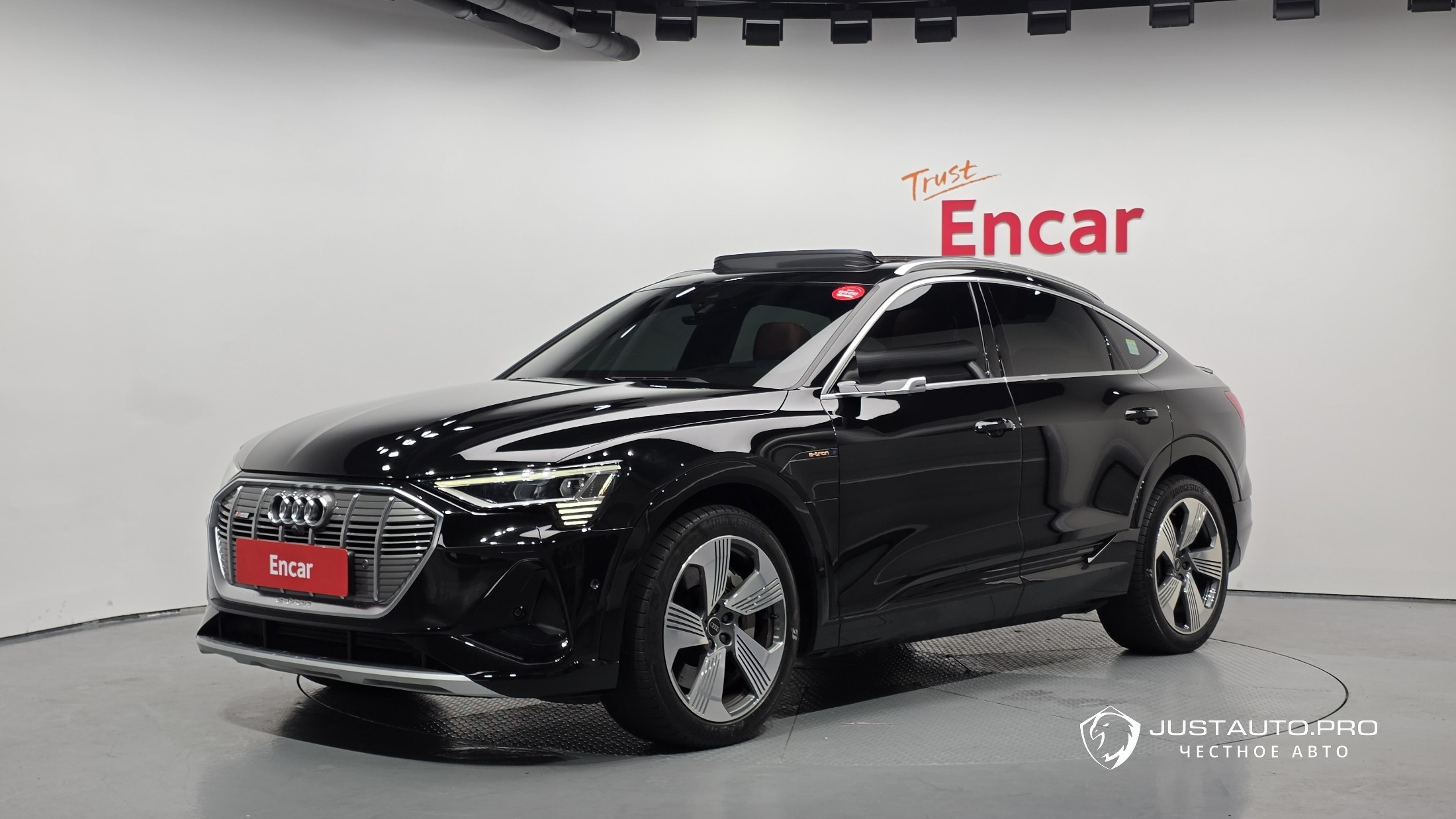 Автомобиль Audi e-tron