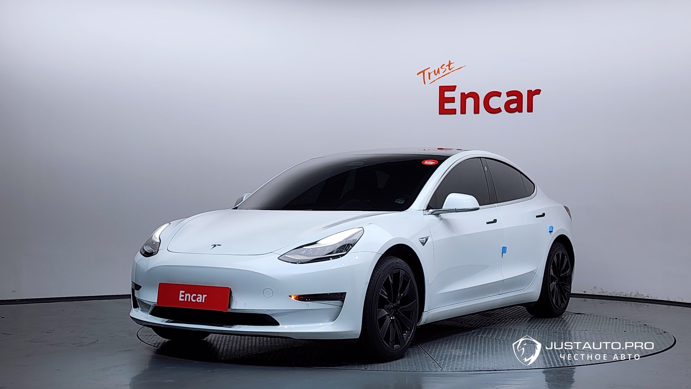 Автомобиль Tesla Model 3