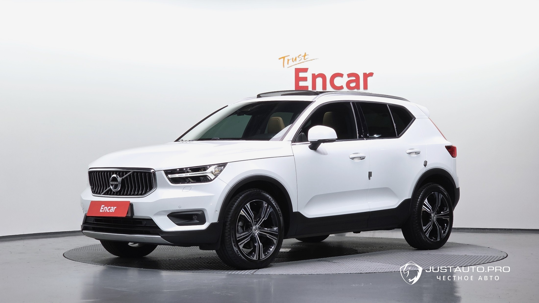 Автомобиль Volvo XC40