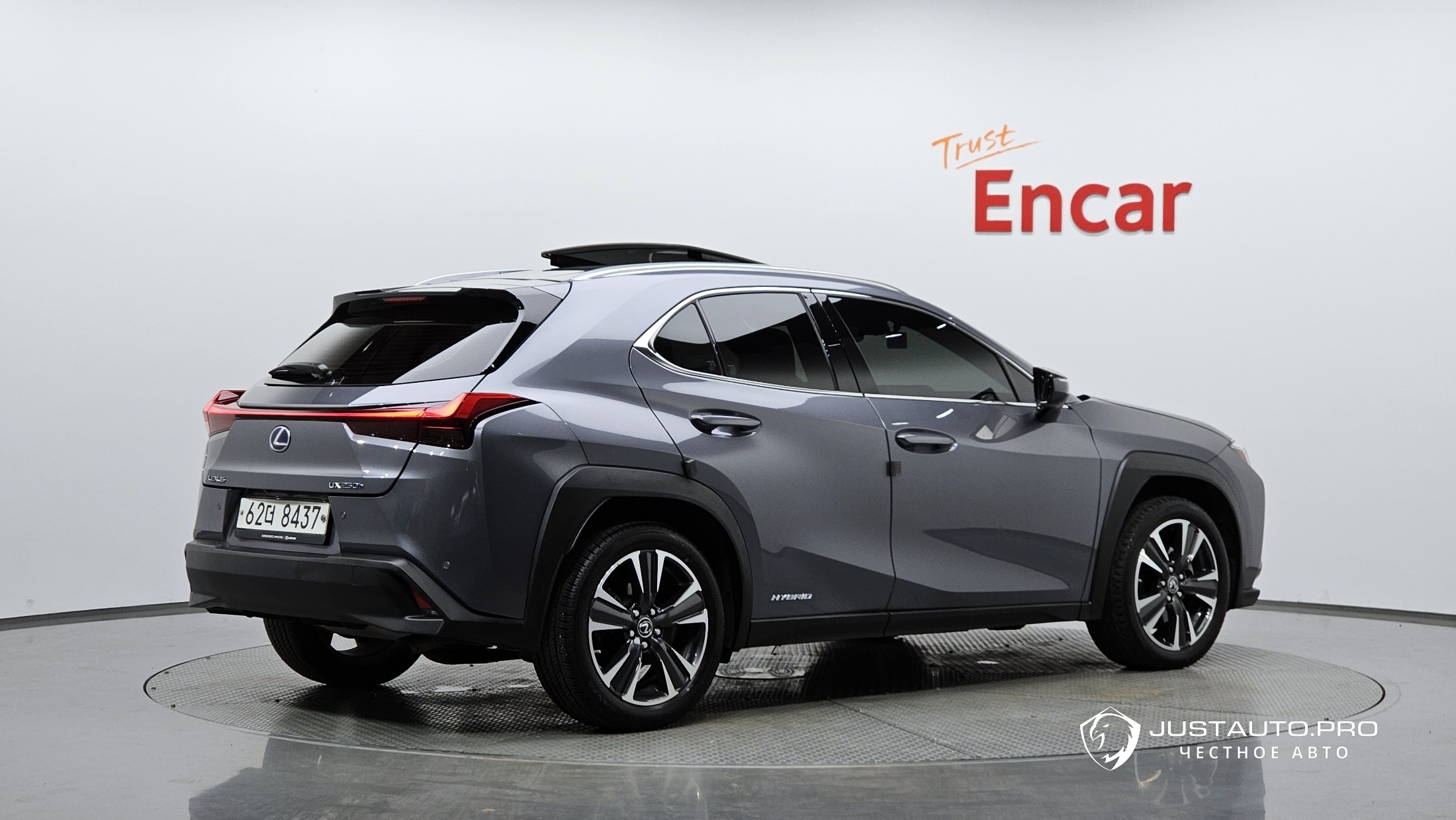 Автомобиль Lexus UX