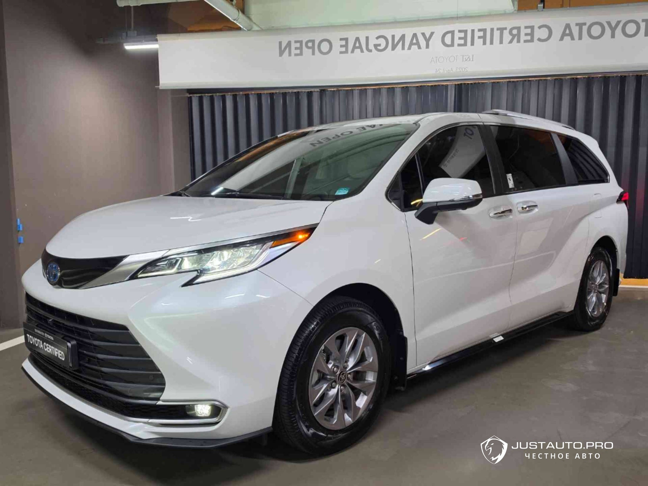 Автомобиль Toyota Sienna
