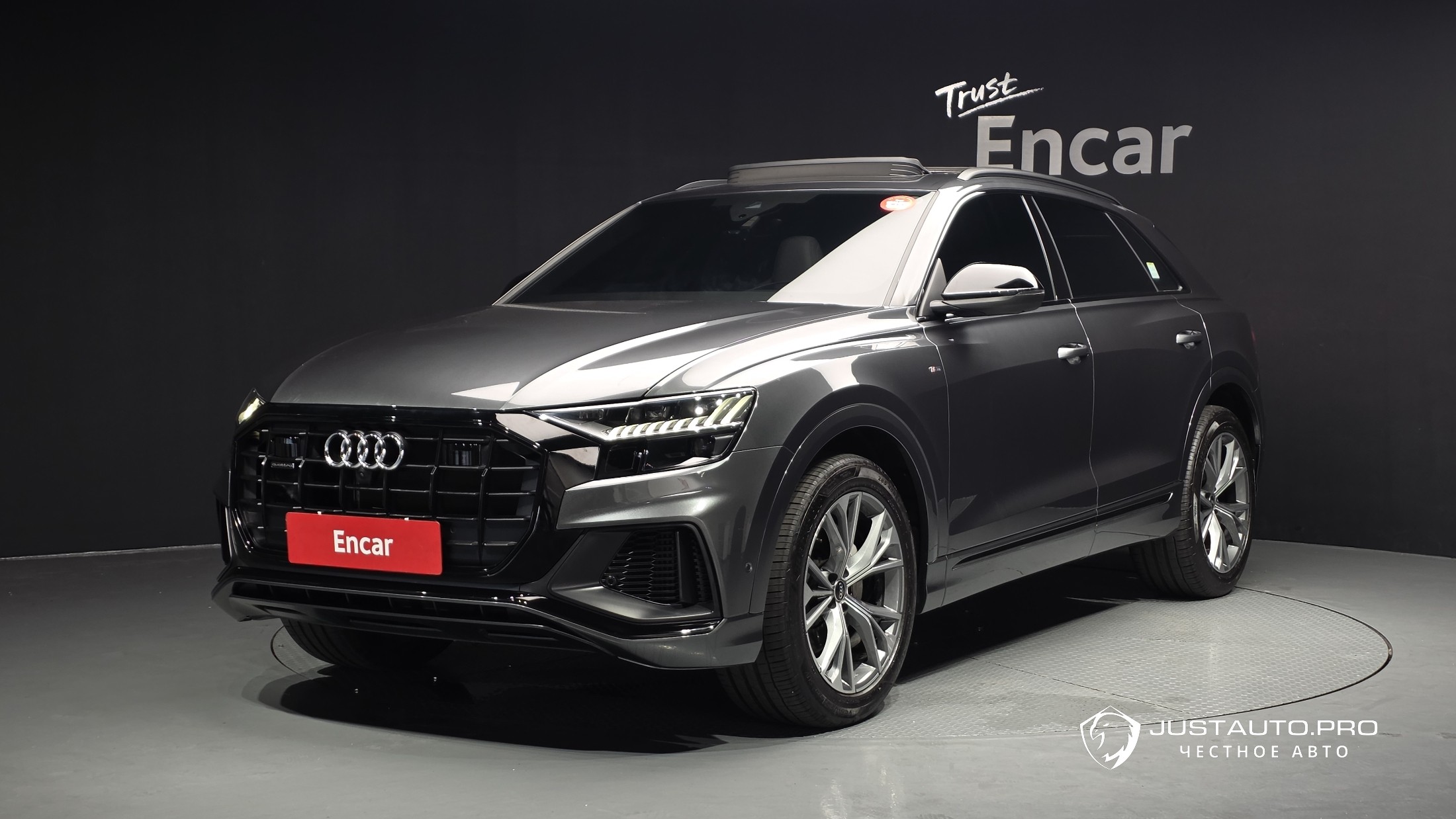 Автомобиль Audi Q8