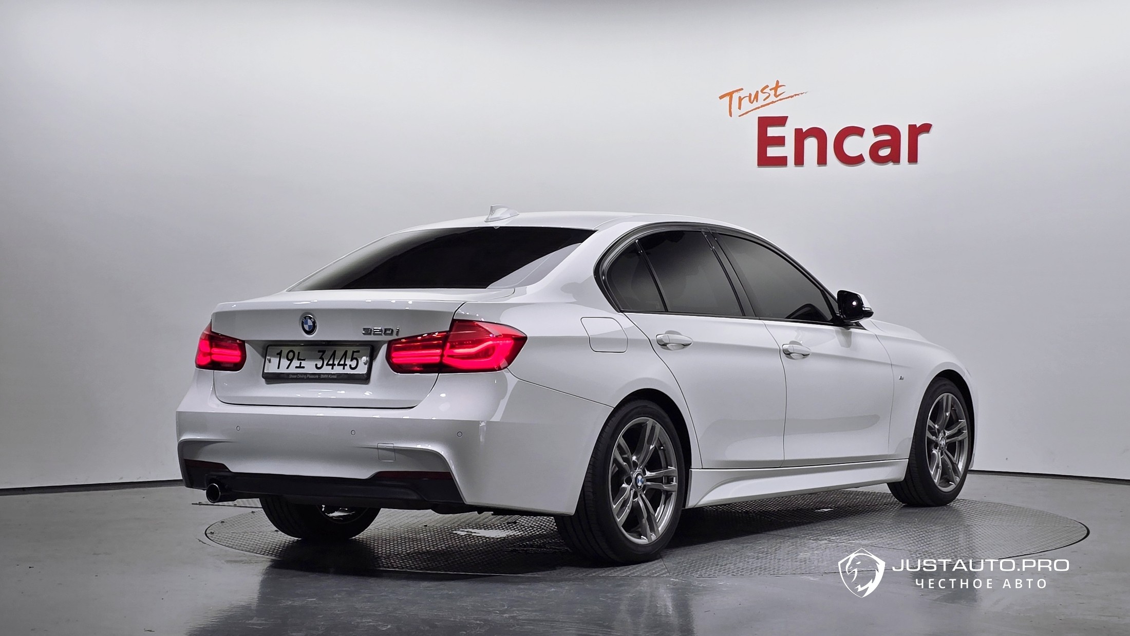 Автомобиль BMW 3-Series