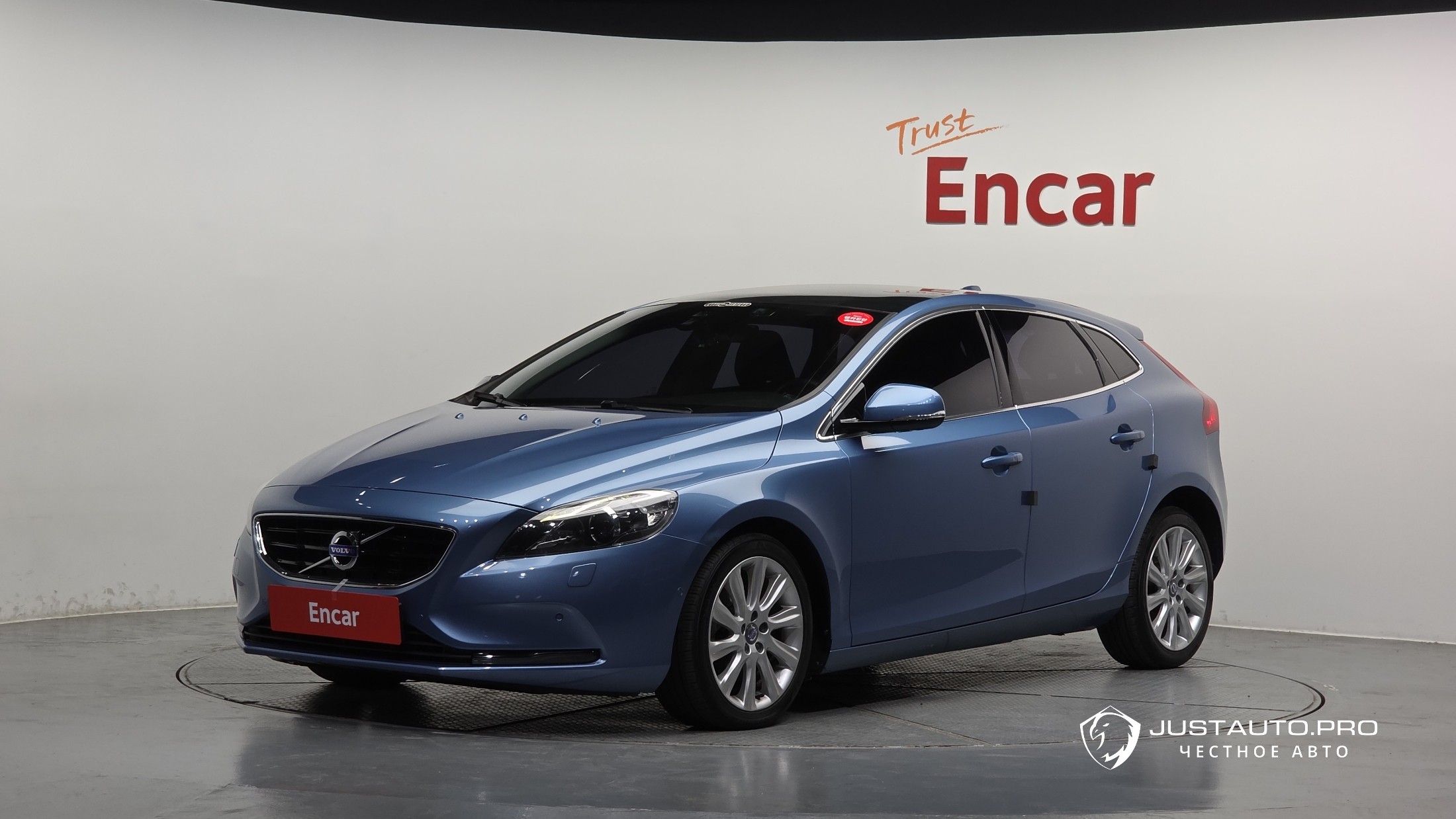 Автомобиль Volvo V40