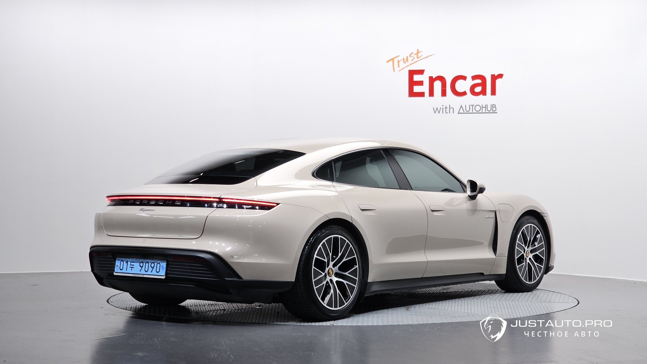 Автомобиль Porsche Taycan