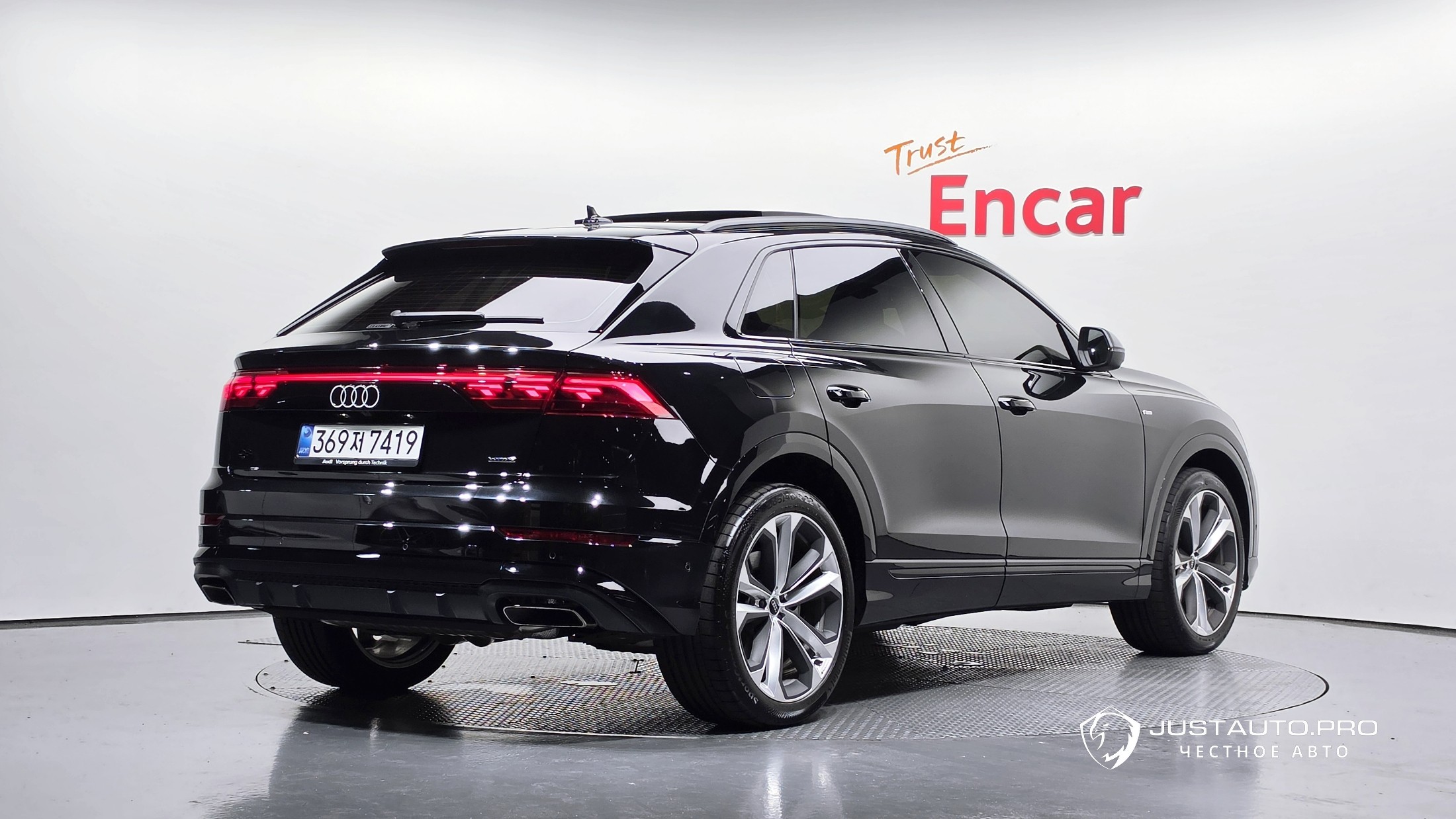 Автомобиль Audi Q8