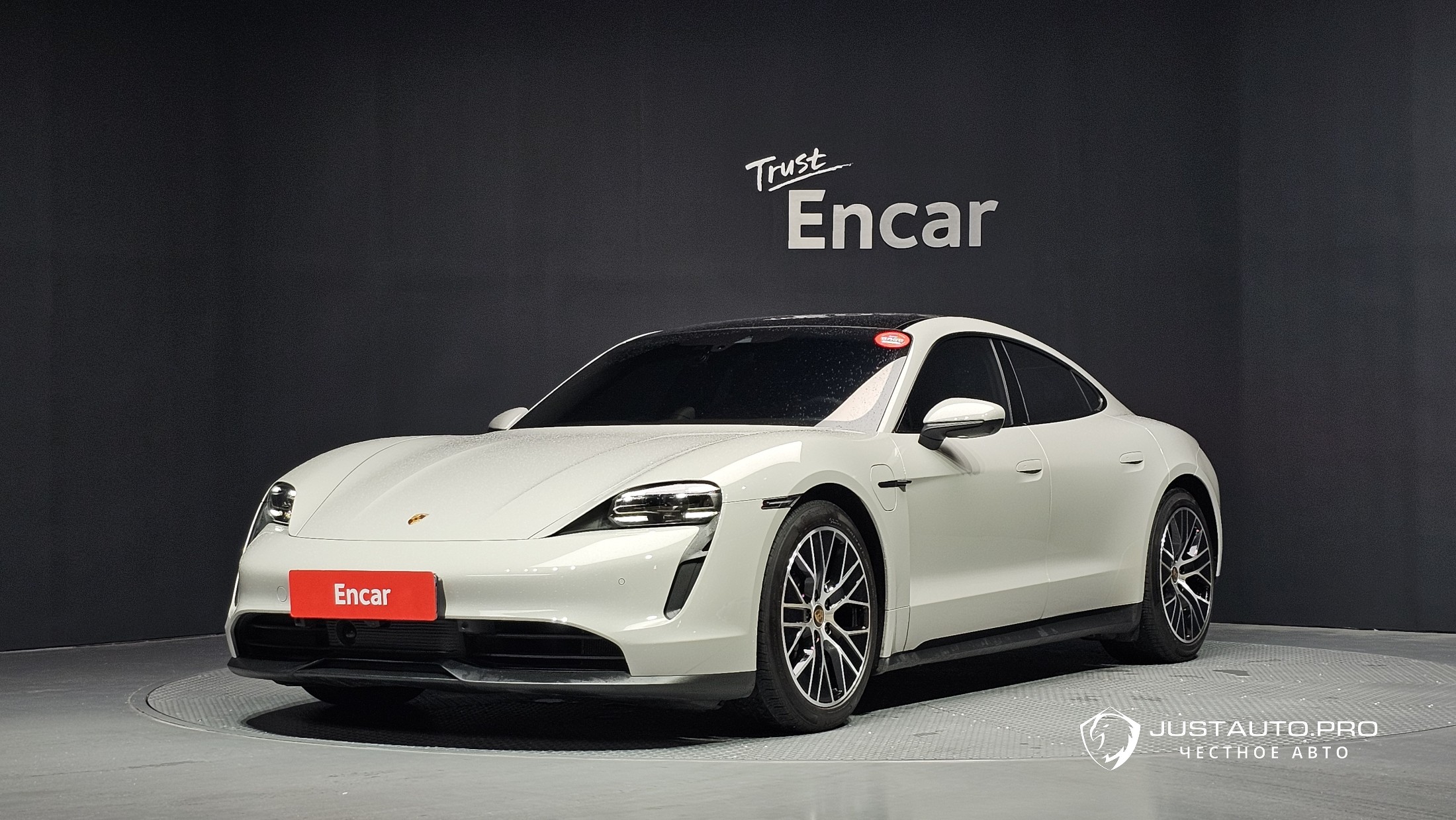 Автомобиль Porsche Taycan